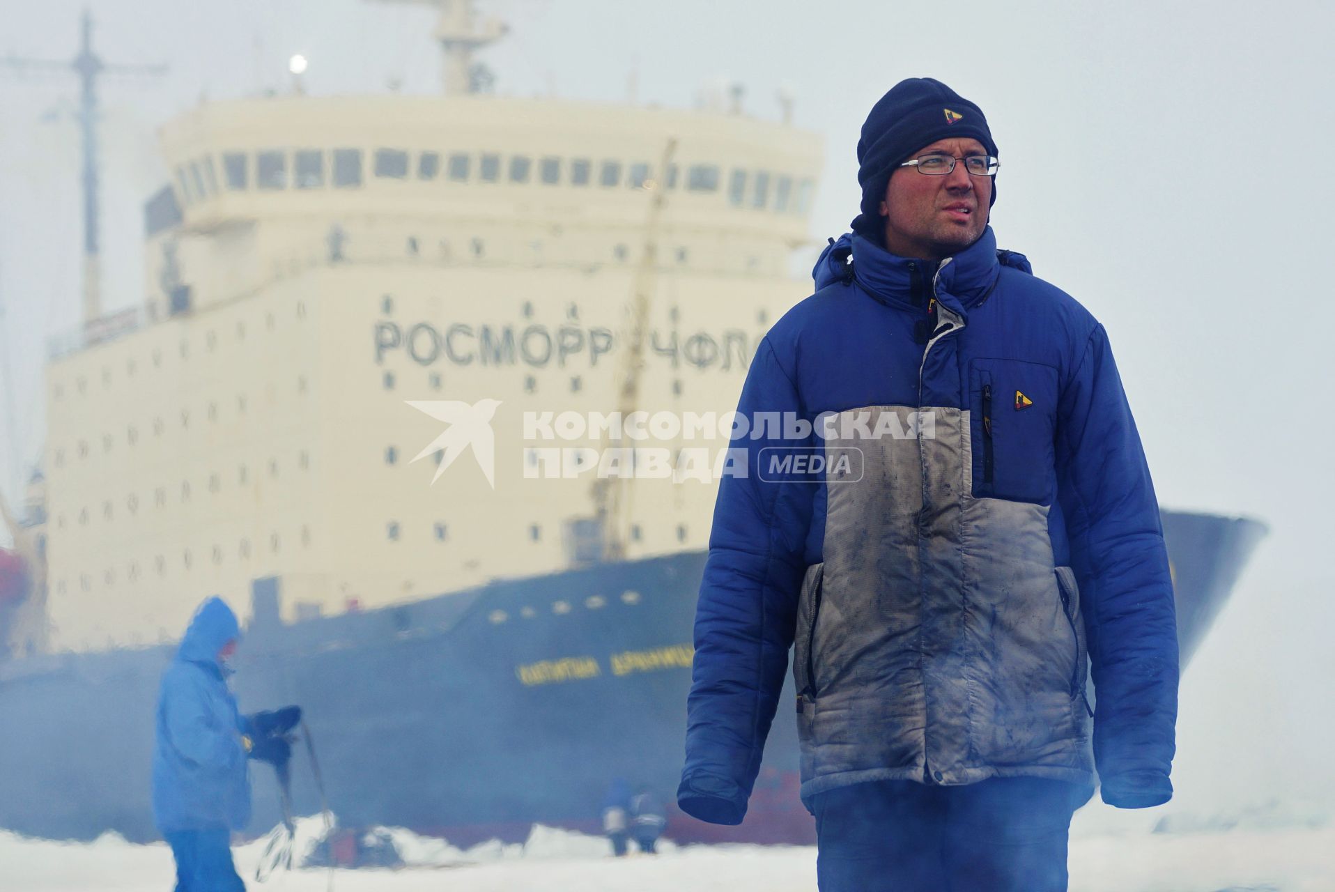 Полярник с  сезонной дрейфующей станции \"Северный полюс 2015\" из Арктики, в ожидании посадки на ледокол \"Капитан Драницын\" для эвакуации на большую землю. Северный полюс. Северный ледовитый океан