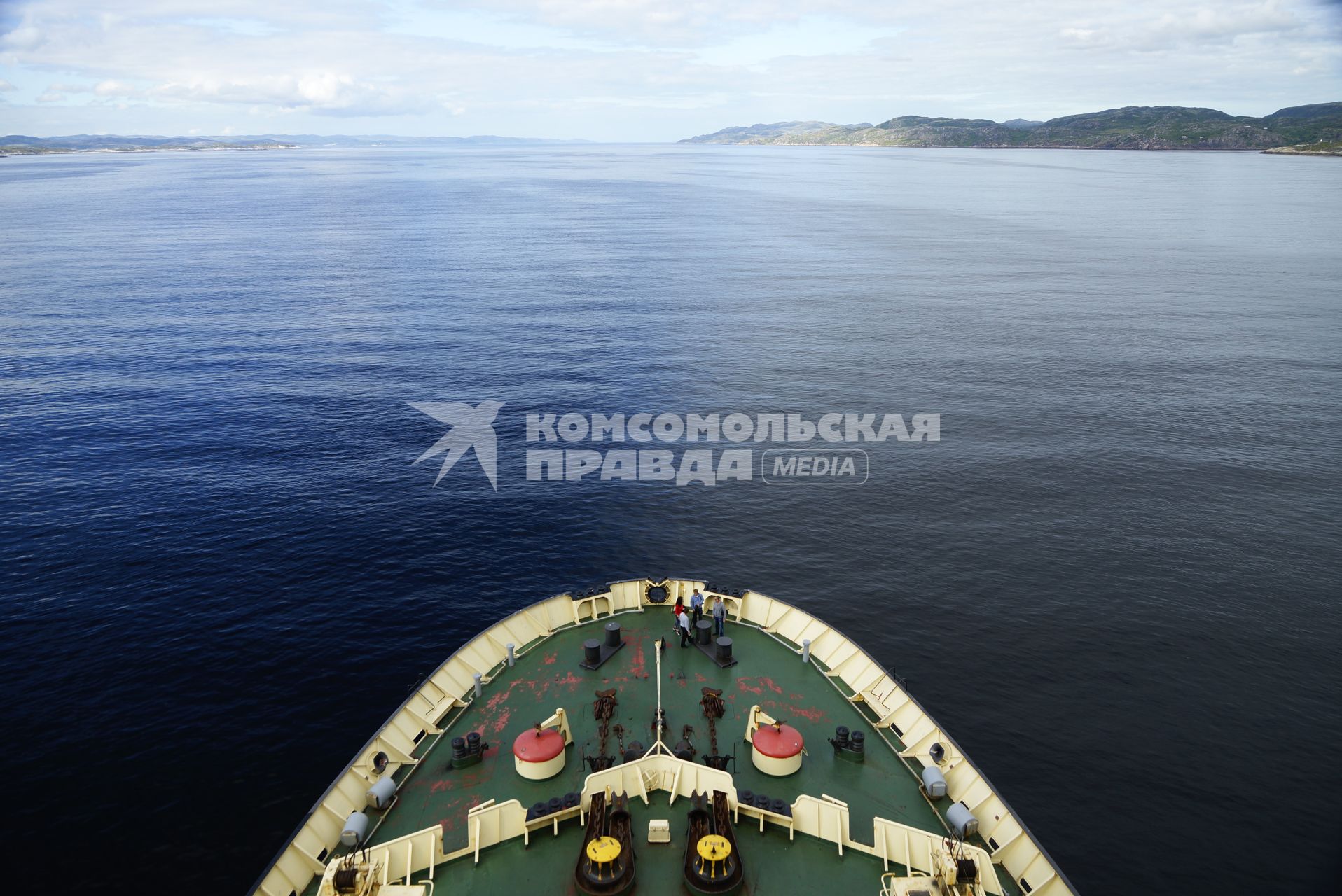 Дизельный ледокол \"Капитан Драницын\" в Кольском заливе, во время похода на северный полюс, для эвакуации сезонной дрейфующей станции \"Северный полюс 2015\". Мурманск