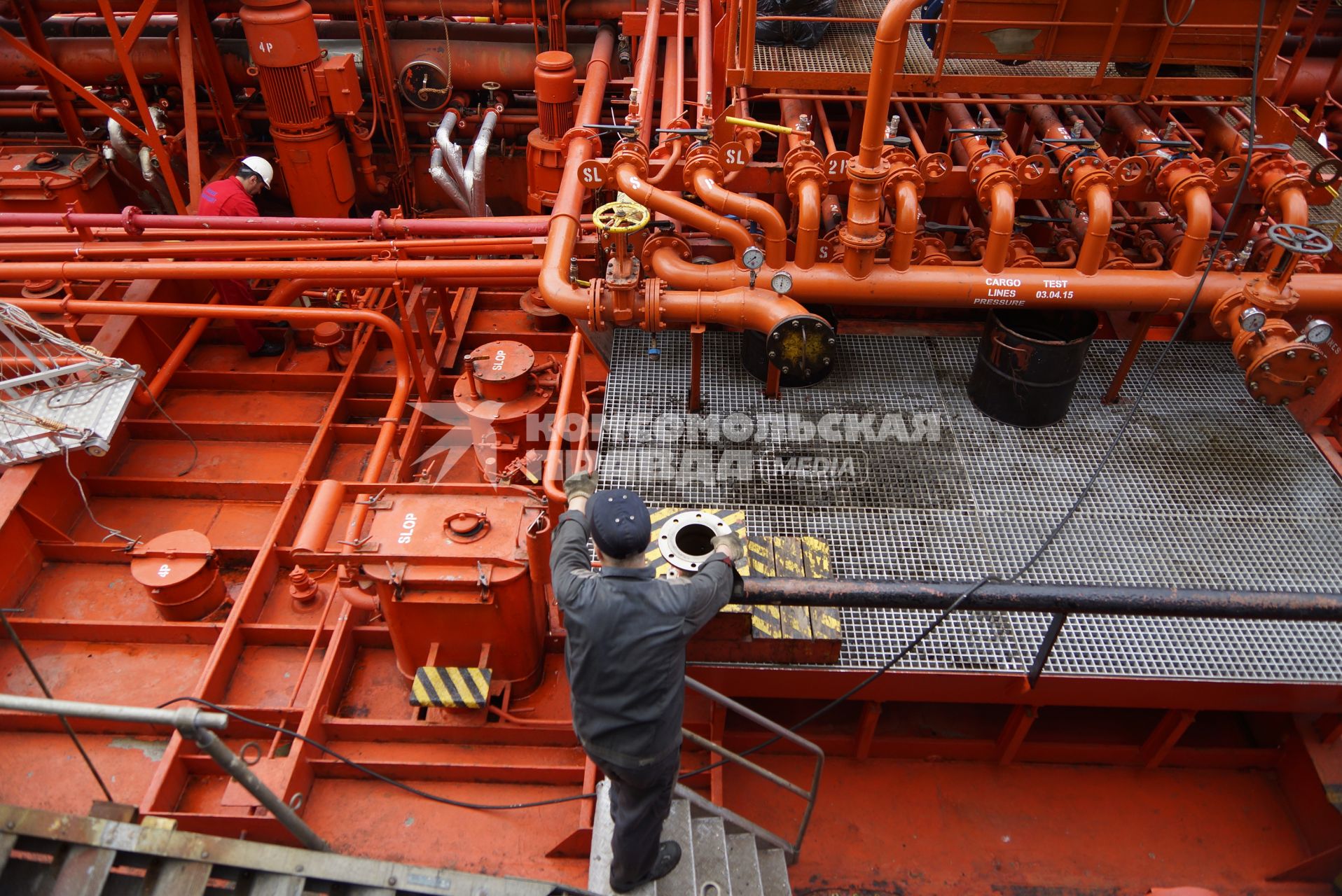 Члены экипажа топливного танкера \"Газпромнефть\" во время заправки дизельного ледокола \"Капитан Драницын\", перед отправкой на северный полюс, для эвакуации сезонной дрейфующей станции \"Северный полюс 2015\". Мурманск