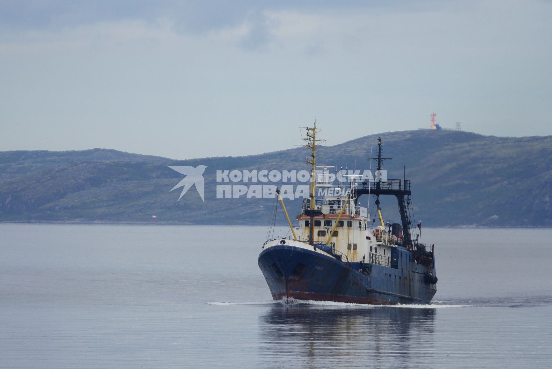 РЫболовецкое судно в Кольском заливе. Североморск