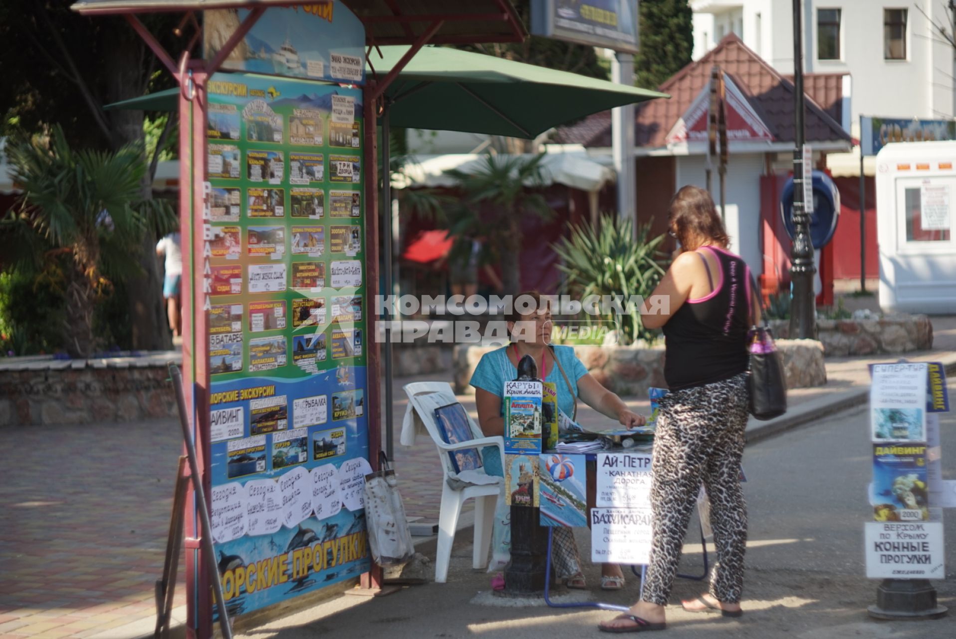 Крым. Алушта. Женщина на набережной продает билеты на морские экскурсии.