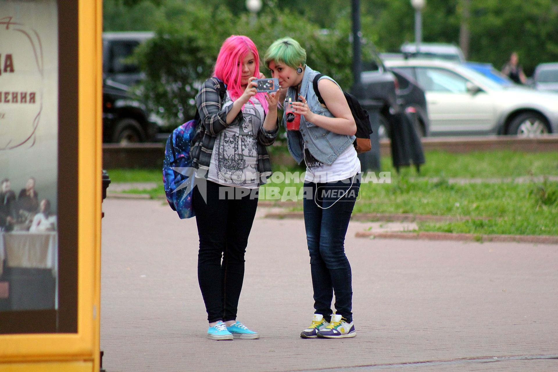 Нижний Новгород. Девушки делают селфи на улице.