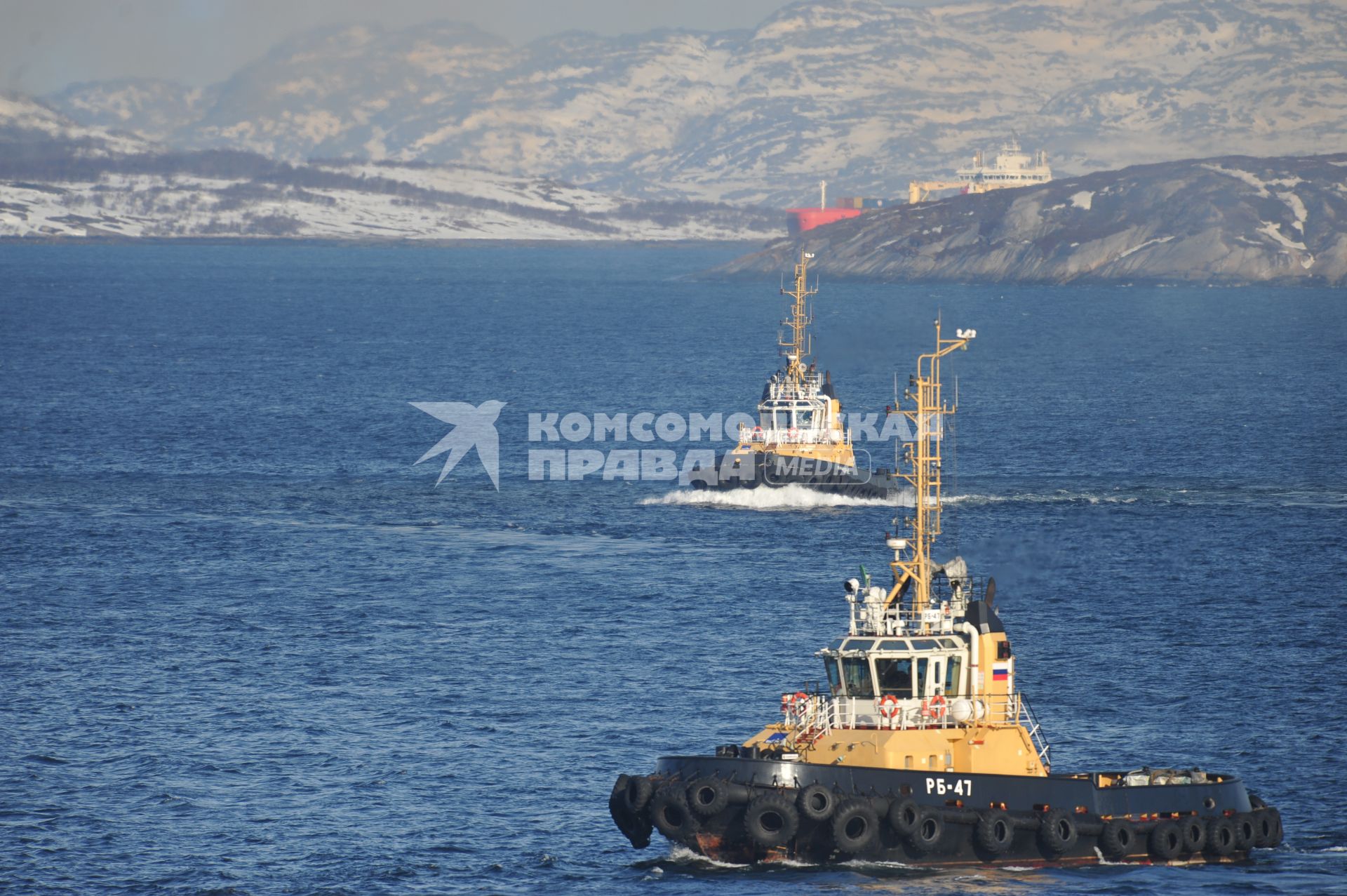 Североморск. Военно-морская база Северного флота России. Рейдовые буксиры в порту.