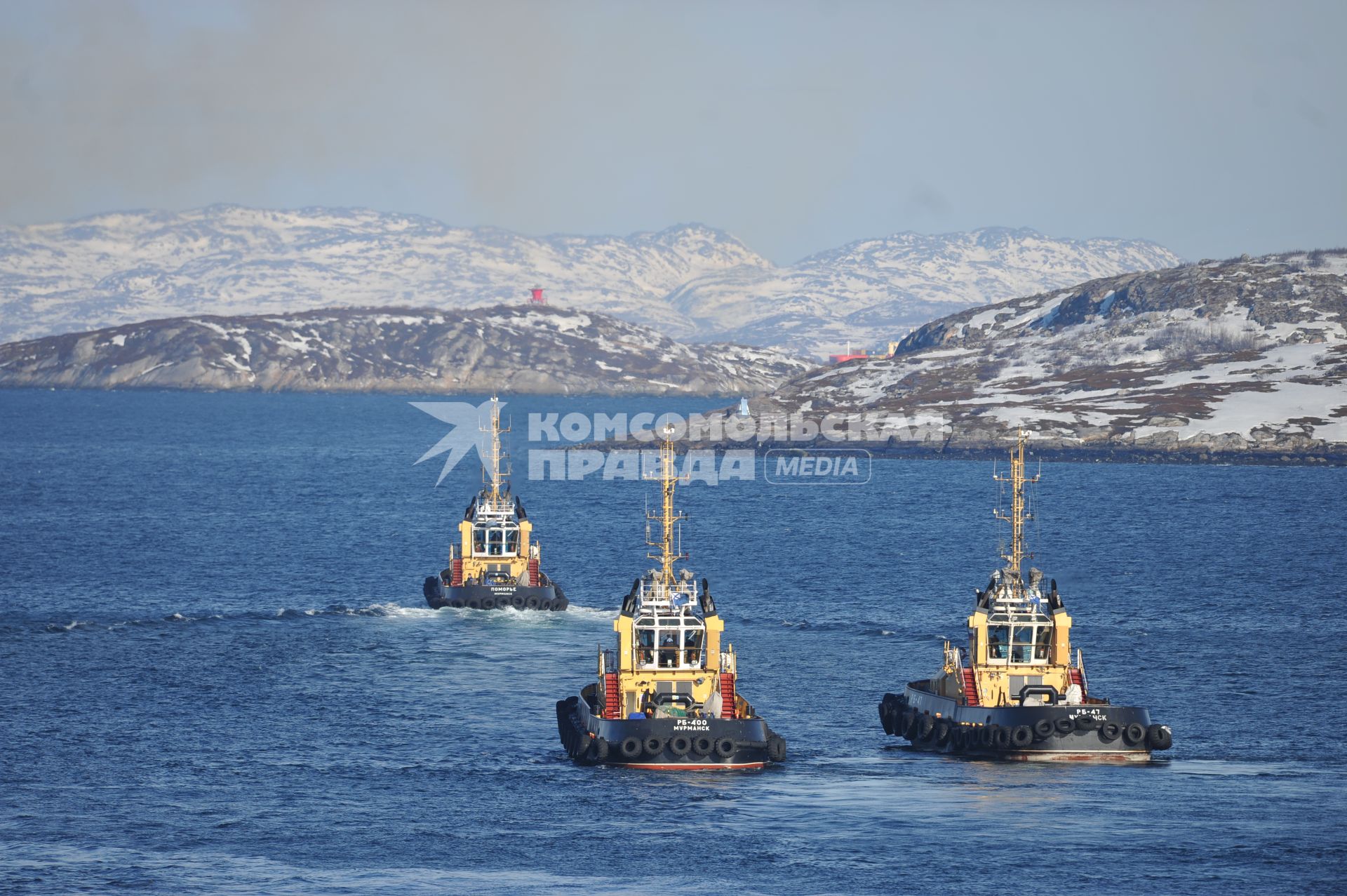 Североморск. Военно-морская база Северного флота России. Рейдовые буксиры в порту.