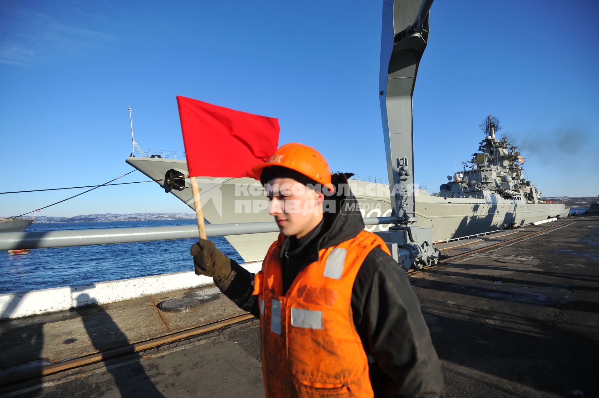 Североморск. Военно-морская база Северного флота России. Атомный ракетный крейсер `Петр Великий` в порту.