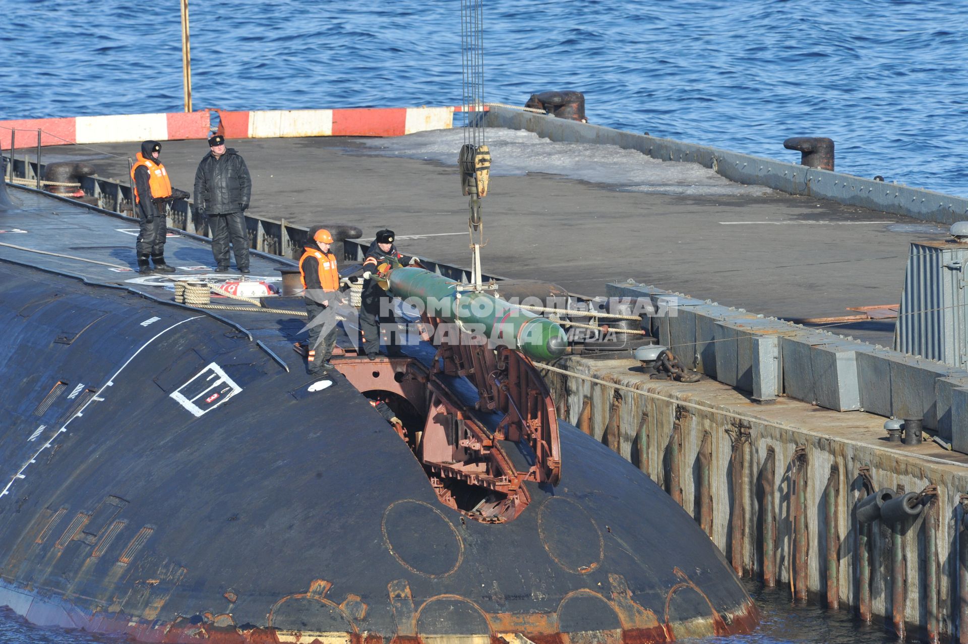 Североморск. Военно-морская база Северного флота России. Атомная подводная лодка Б-138 `Обнинск`. Погрузка торпеды.