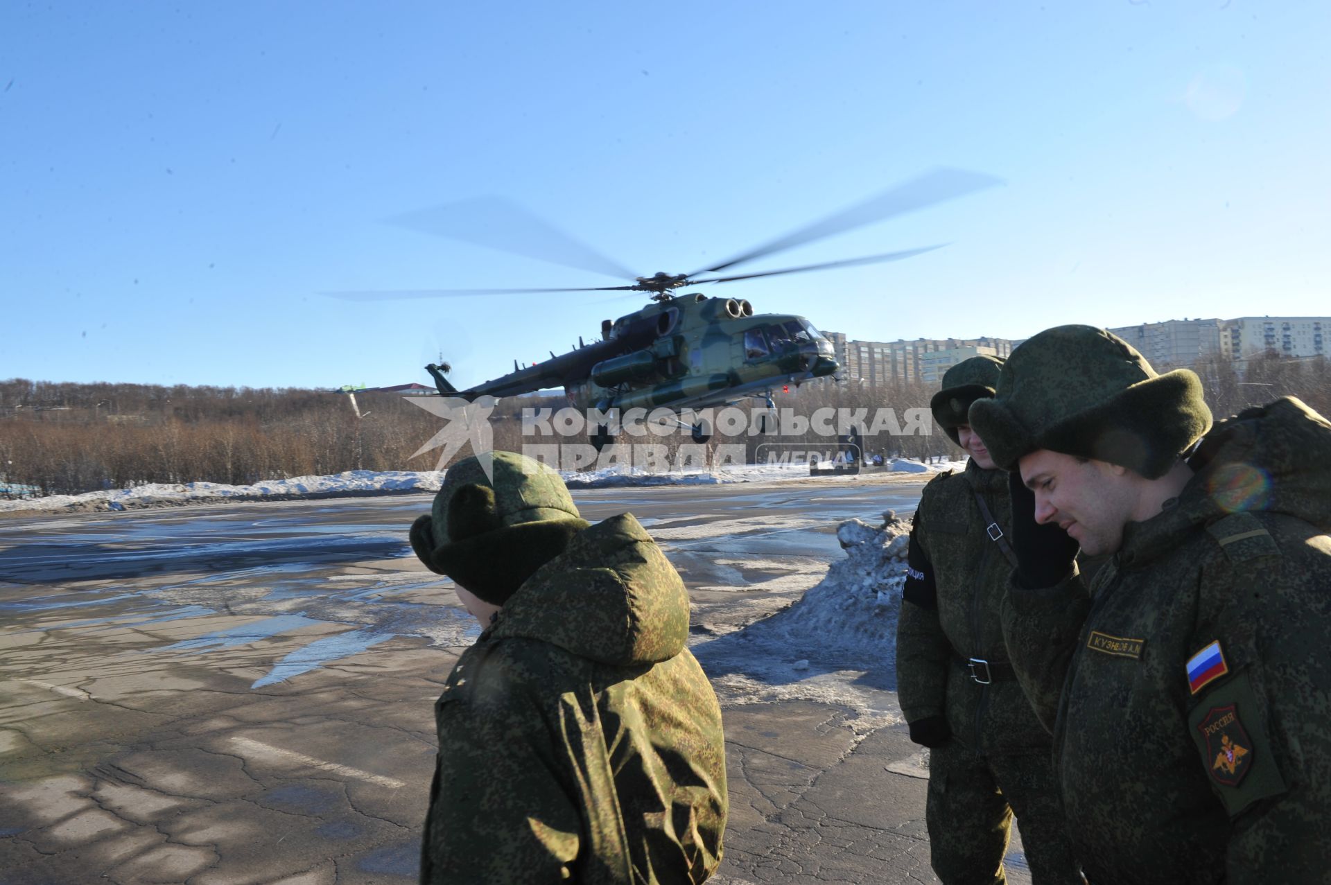 Североморск. Военно-морская база Северного флота России. Вертолет Ми-8АМТ.