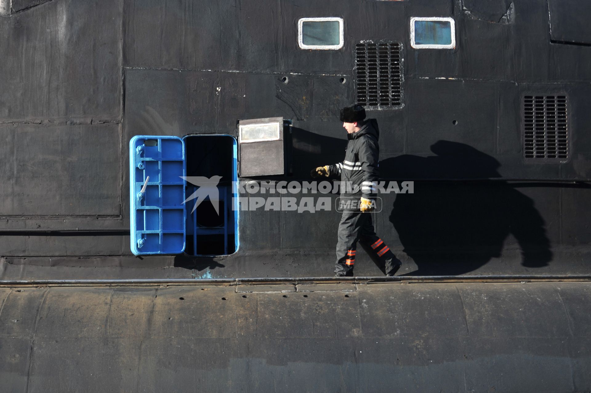 Североморск. Военно-морская база Северного флота России. Военнослужащий на атомной подводной лодке Б-138 `Обнинск` в порту.
