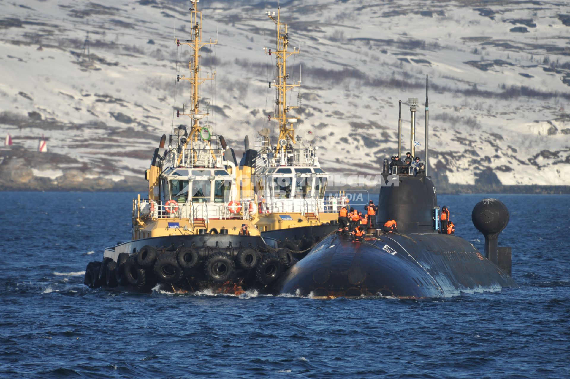 Североморск. Военно-морская база Северного флота России. Атомная подводная лодка Б-138 `Обнинск` в порту.