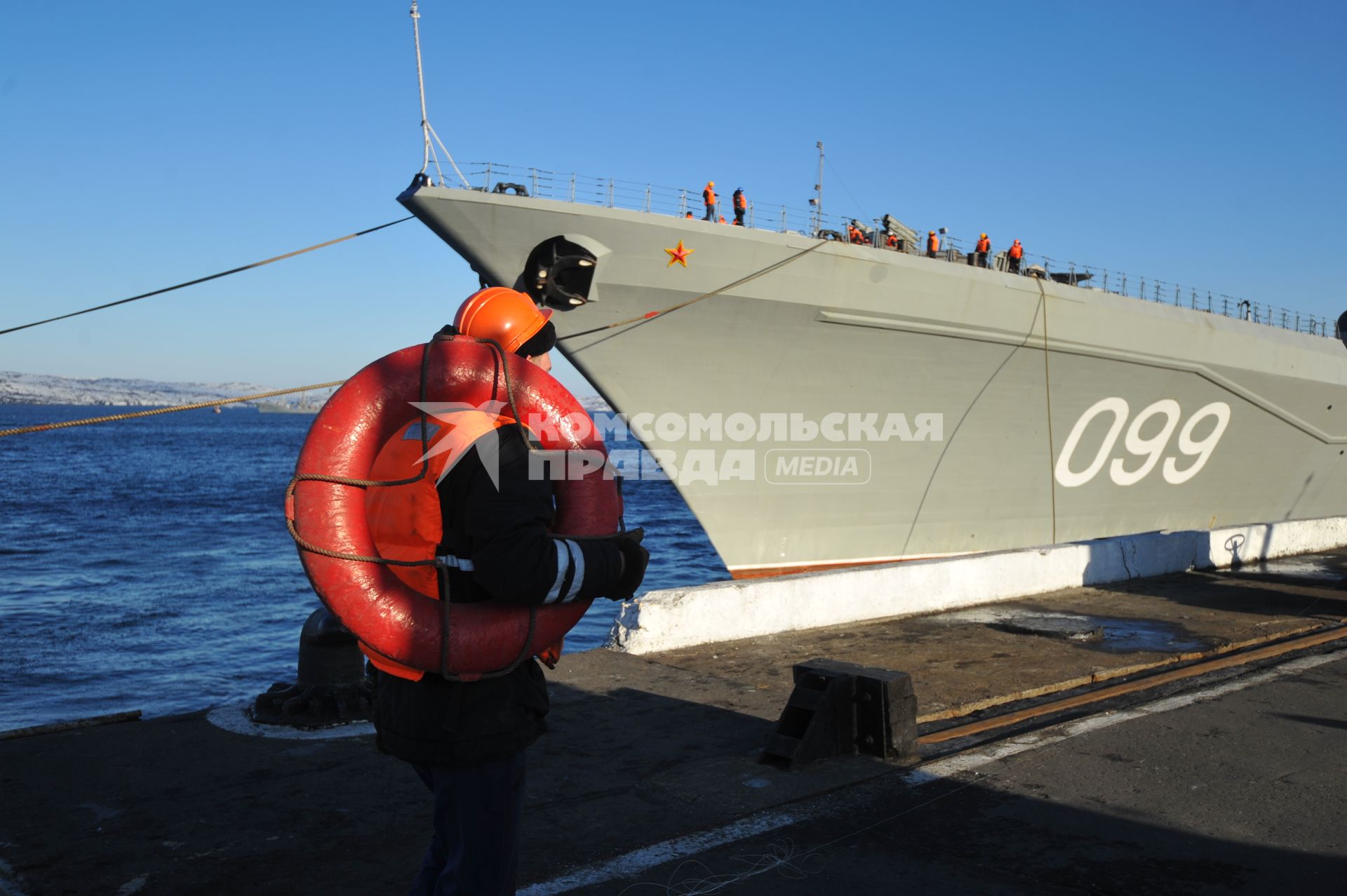 Североморск. Военно-морская база Северного флота России. Атомный ракетный крейсер `Петр Великий` в порту.