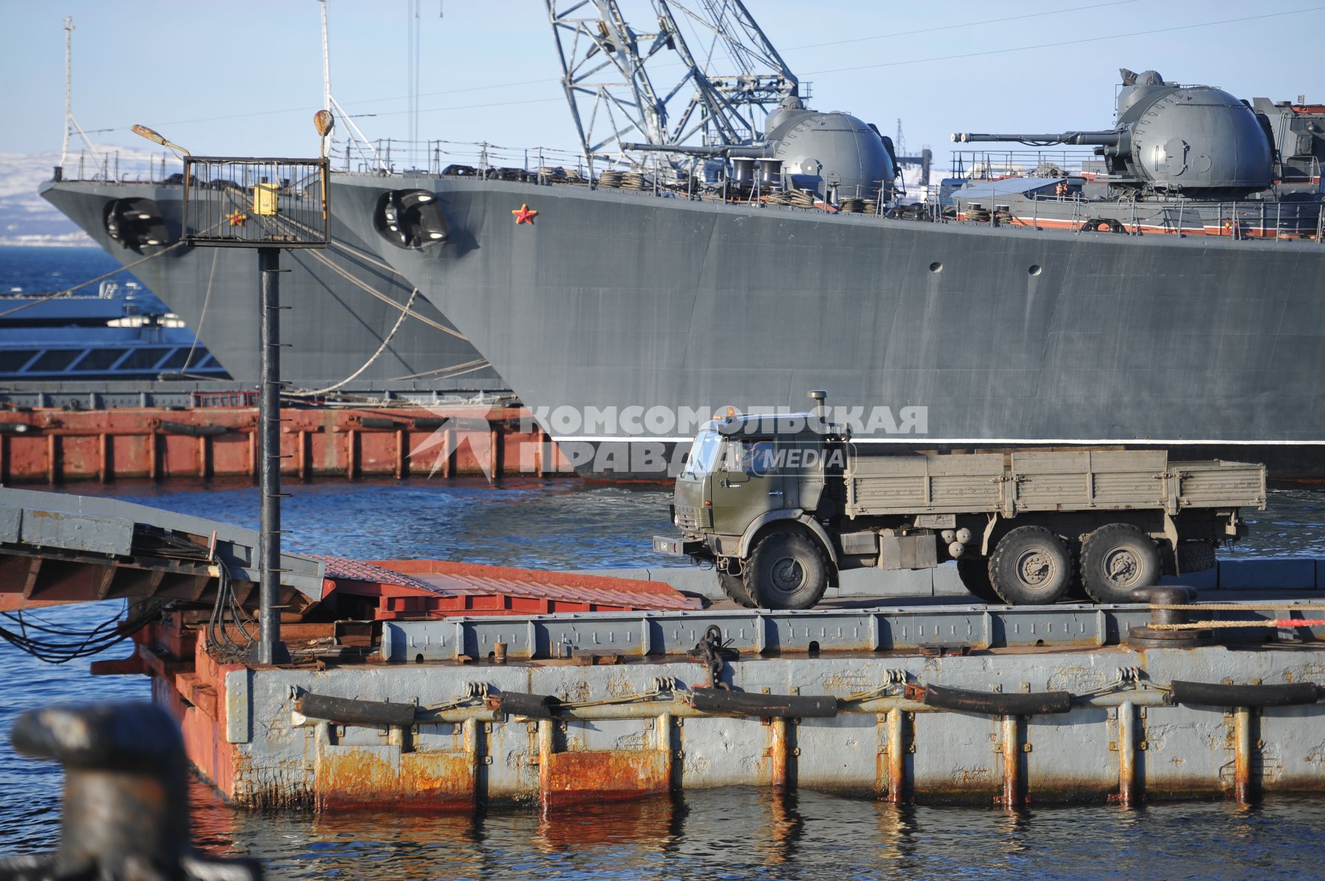 Североморск. Военно-морская база Северного флота России. Списанный  эскадренный миноносец проекта 956 `Сарыч` `Гремящий` в порту.