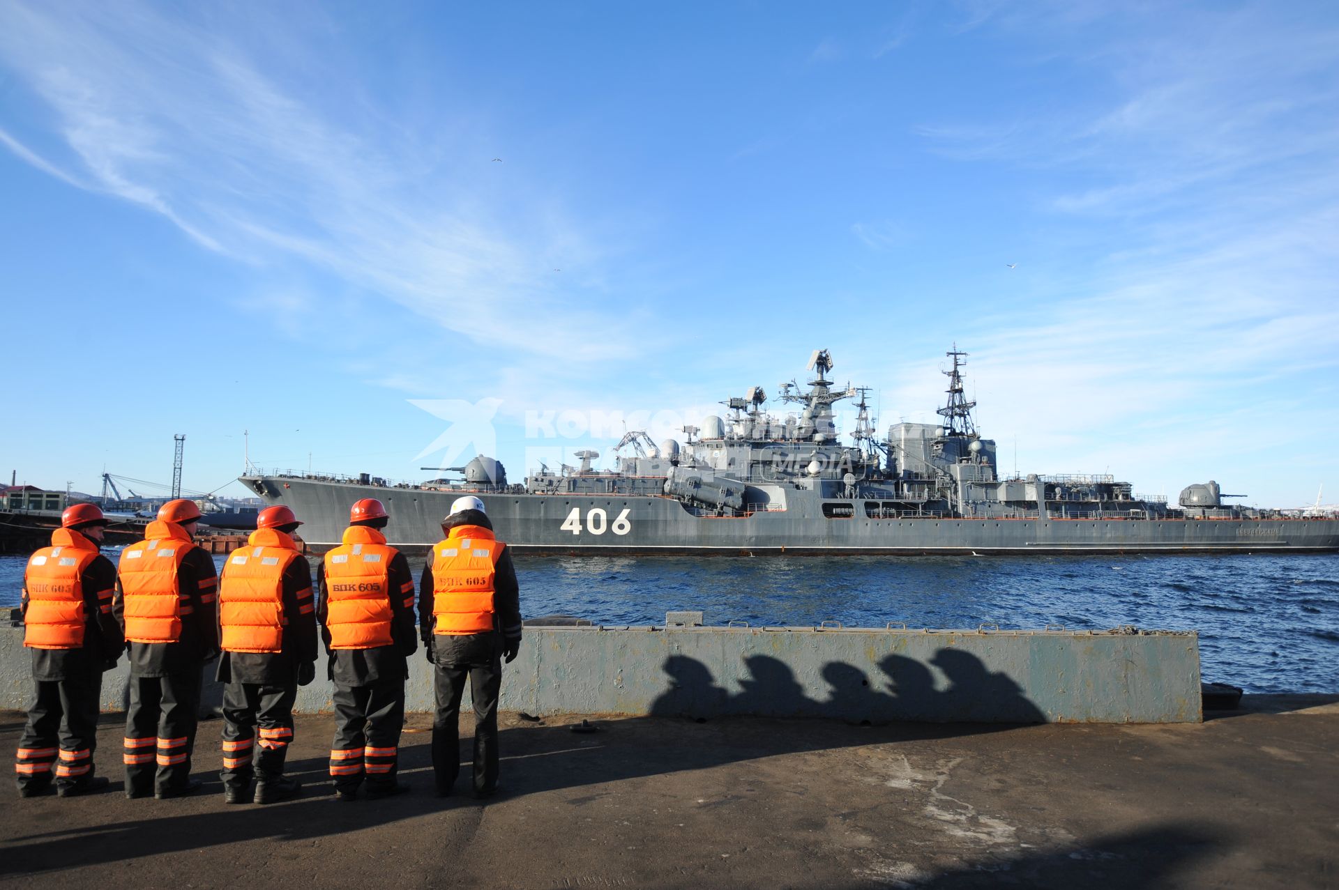 Североморск. Военно-морская база Северного флота России. Списанный  эскадренный миноносец проекта 956 `Сарыч` `Гремящий` в порту.