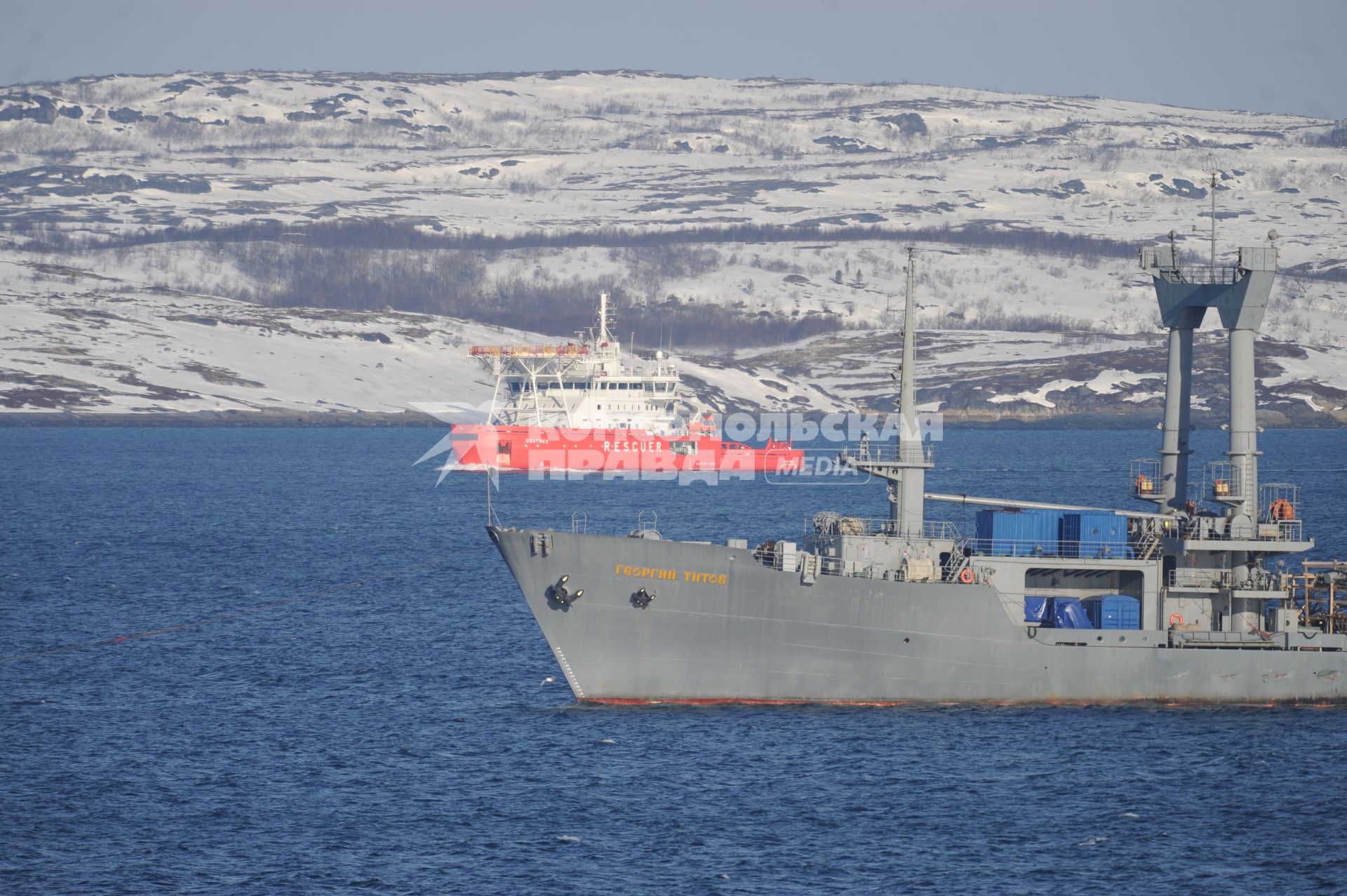 Североморск. Военно-морская база Северного флота России. Ледокольное спасательное судно `Балтика` проекта Р-70202  (на втором плане) и поисково-спасательное судно `Георгий Титов` проекта 05361 в порту.