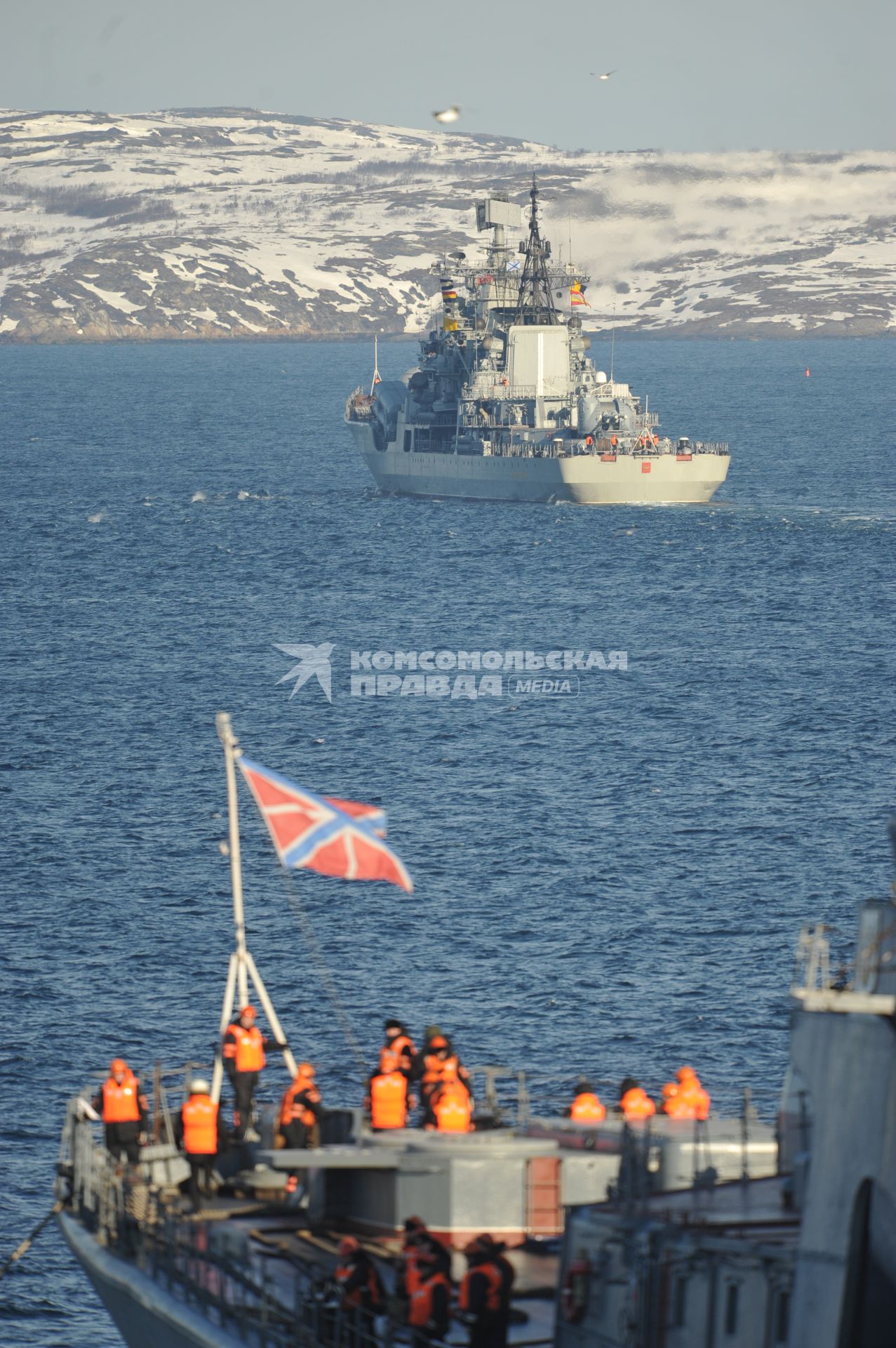 Североморск. Военно-морская база Северного флота России. Большой противолодочный корабль проекта 1155 `Адмирал Левченко` и эскадренный миноносец проекта 956 `Сарыч` `Адмирал Ушаков` (на втором плане) в порту.