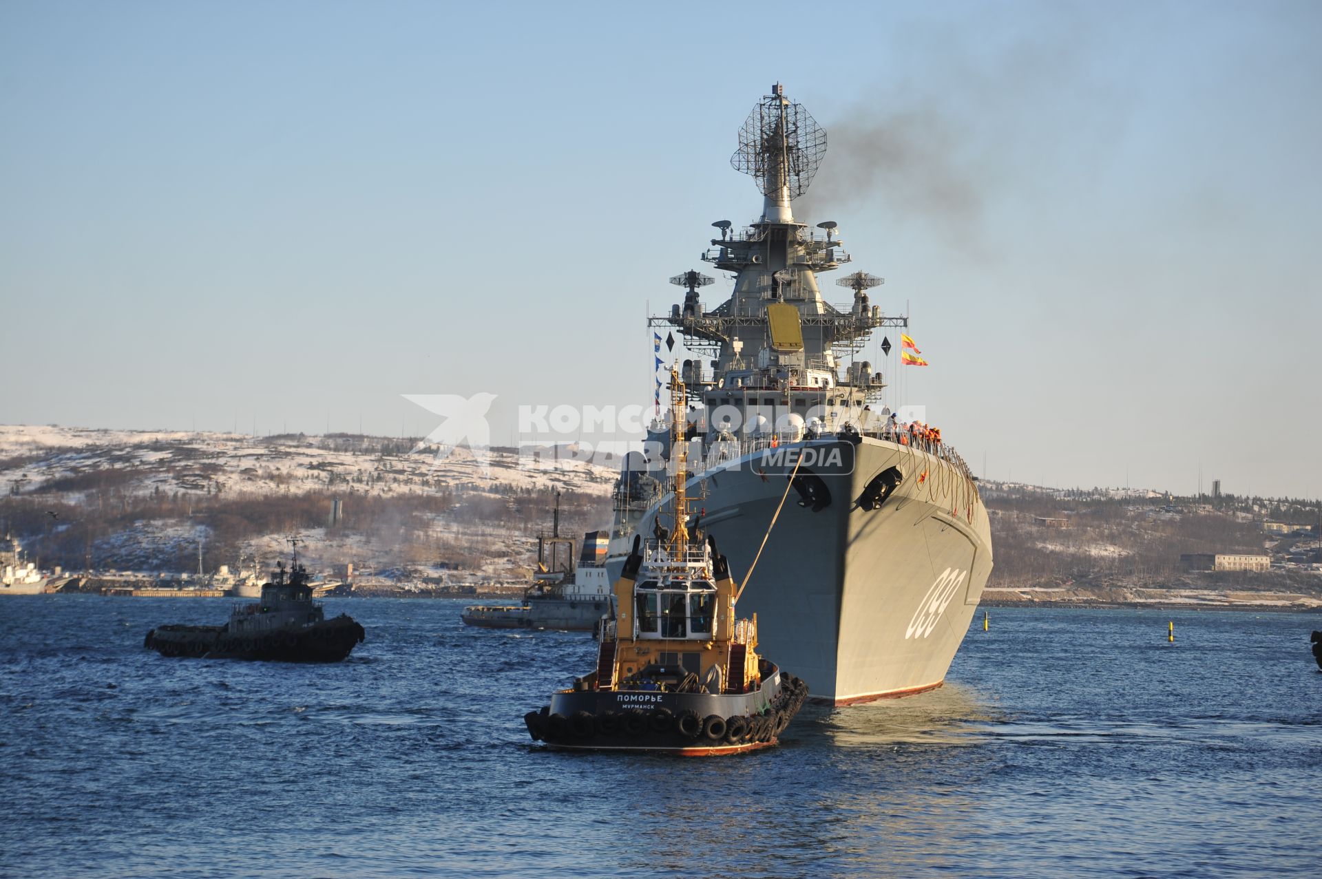 Североморск. Военно-морская база Северного флота России. Атомный ракетный крейсер `Петр Великий` в порту.