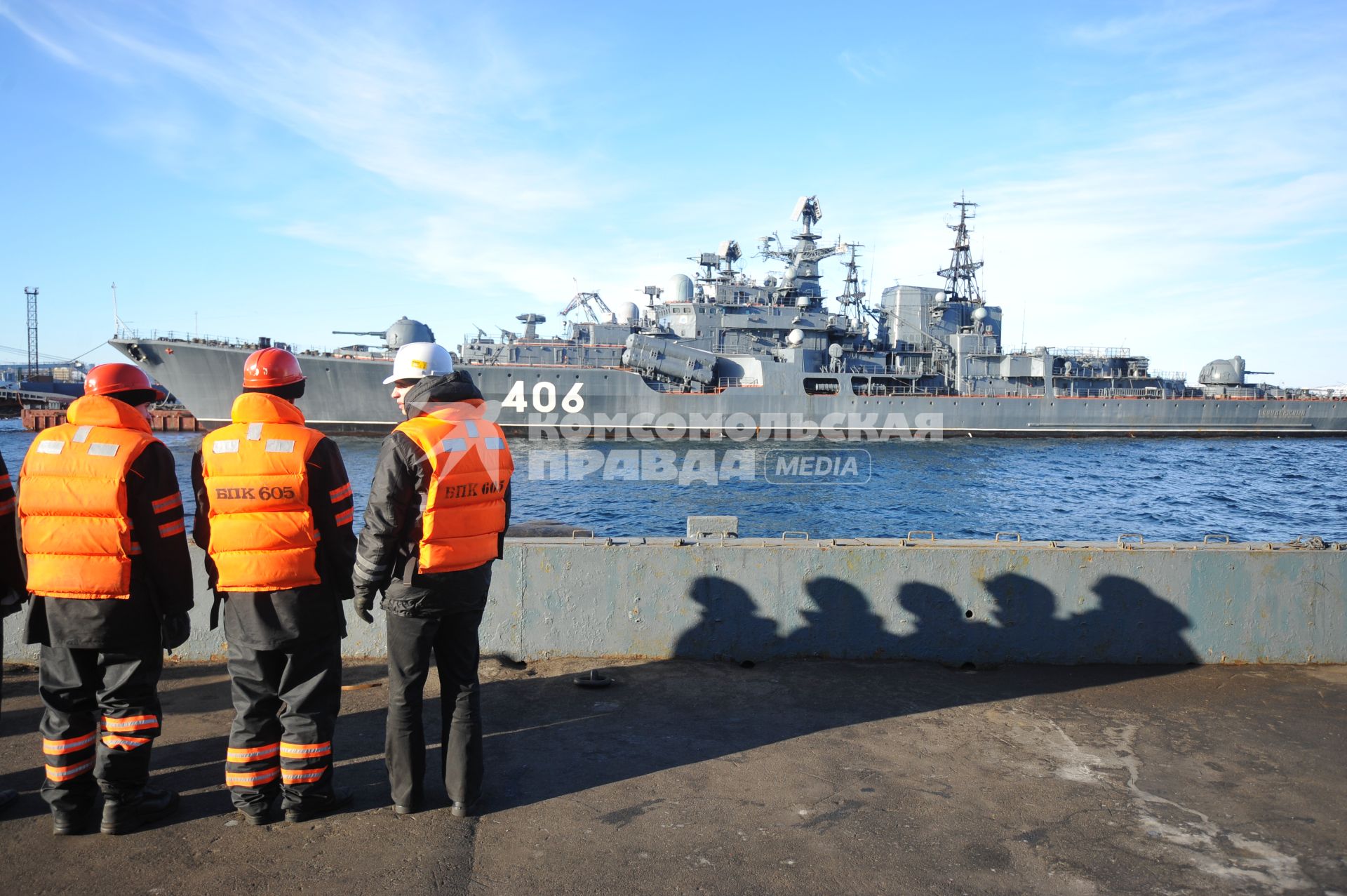 Североморск. Военно-морская база Северного флота России. Списанный  эскадренный миноносец проекта 956 `Сарыч` `Гремящий` в порту.