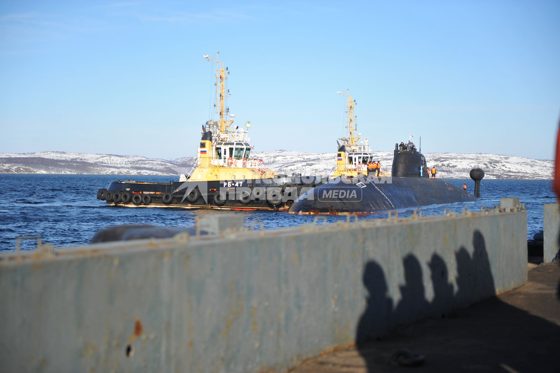 Североморск. Военно-морская база Северного флота России. Атомная подводная лодка Б-138 `Обнинск` в порту.