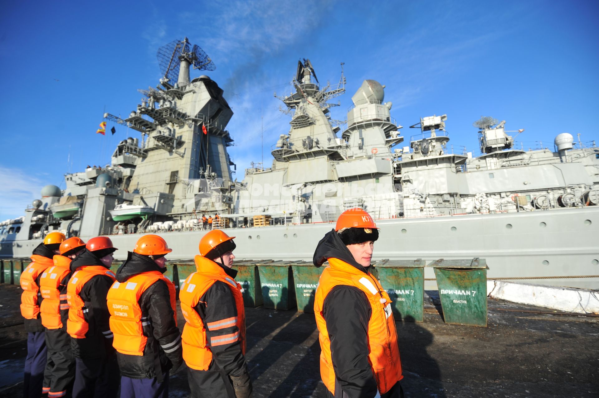 Североморск. Военно-морская база Северного флота России. Атомный ракетный крейсер `Петр Великий` в порту.