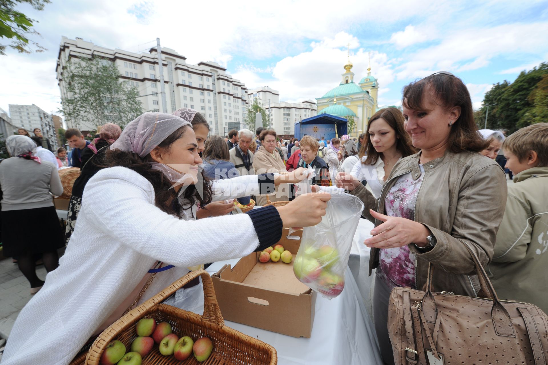 Москва.  Прихожане во время празднования Преображения Господня (Яблочного Спаса) на Преображенской площади.