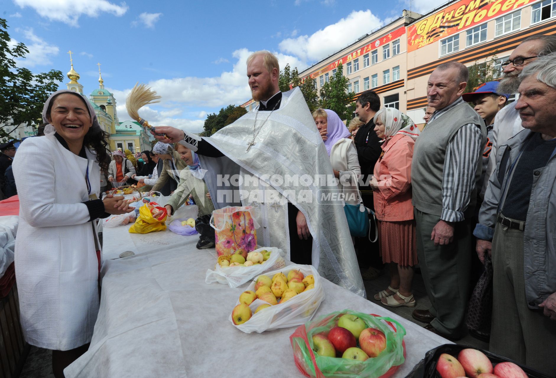 Москва.  Прихожане во время празднования Преображения Господня (Яблочного Спаса) на Преображенской площади