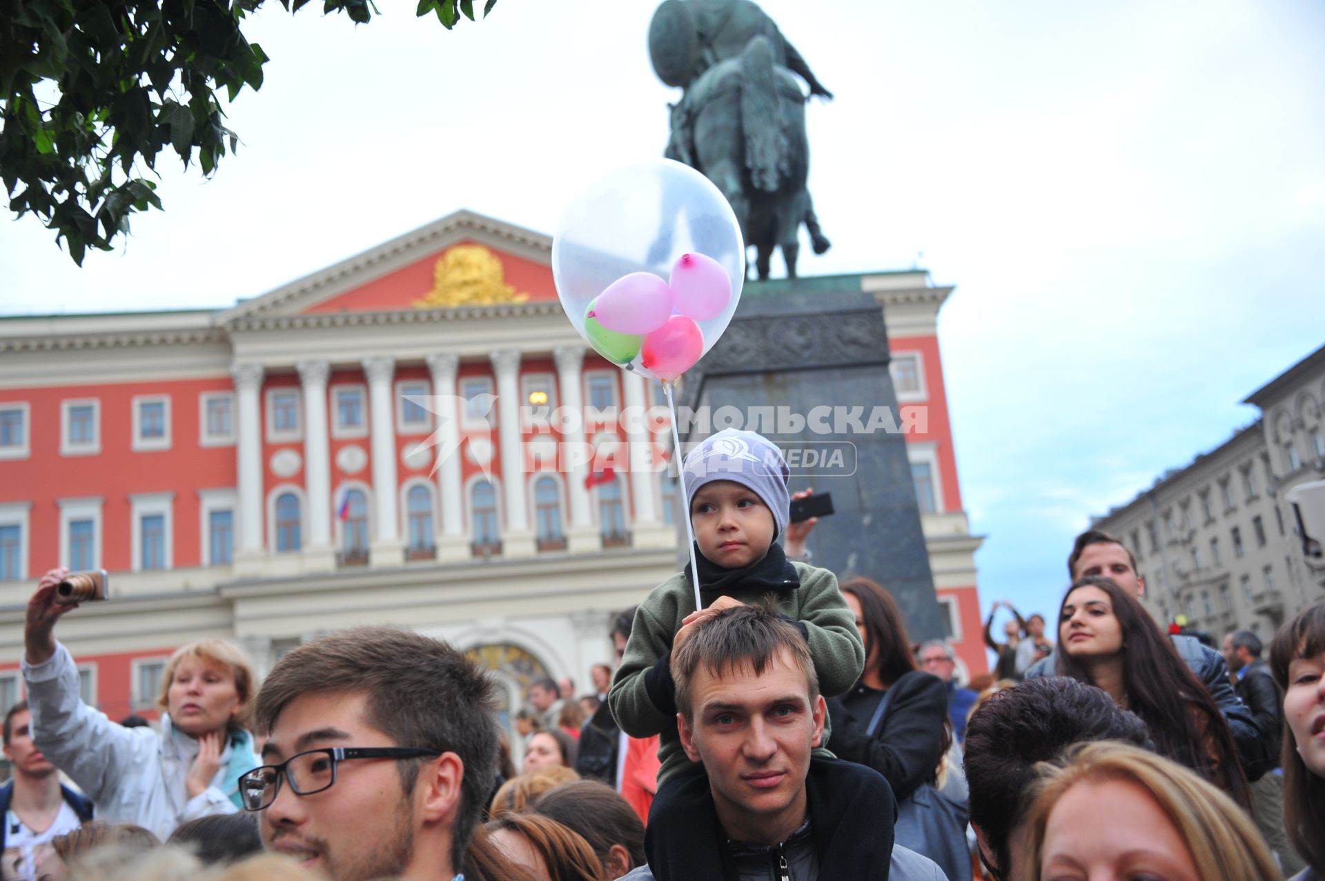 Москва.  Посетители фестиваля `Московское лето. Фестиваль варенья`  на Тверской площади.