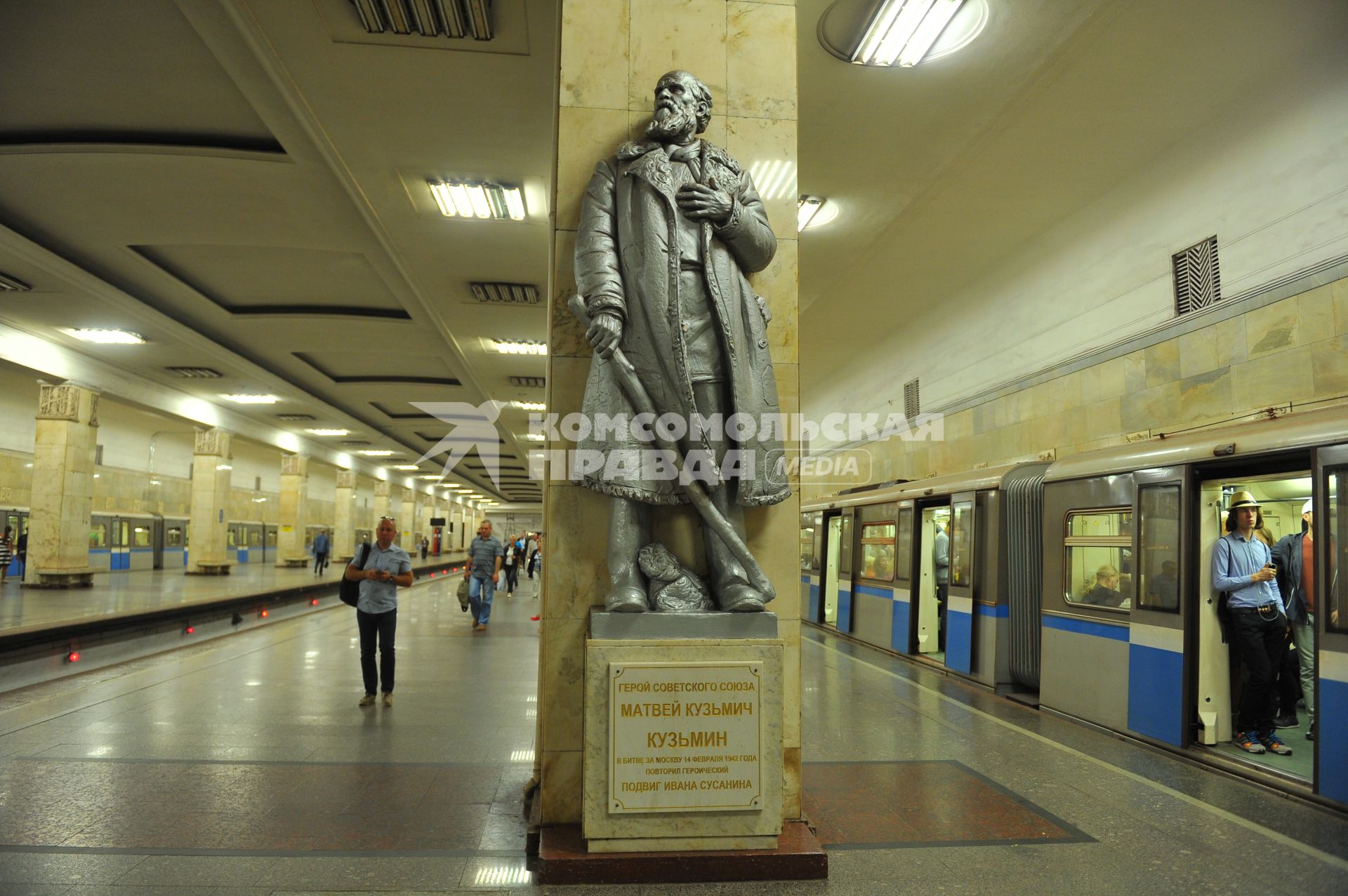 Москва. Памятник Матвею Кузьмину на станции `Партизанская` Московского метрополитена.