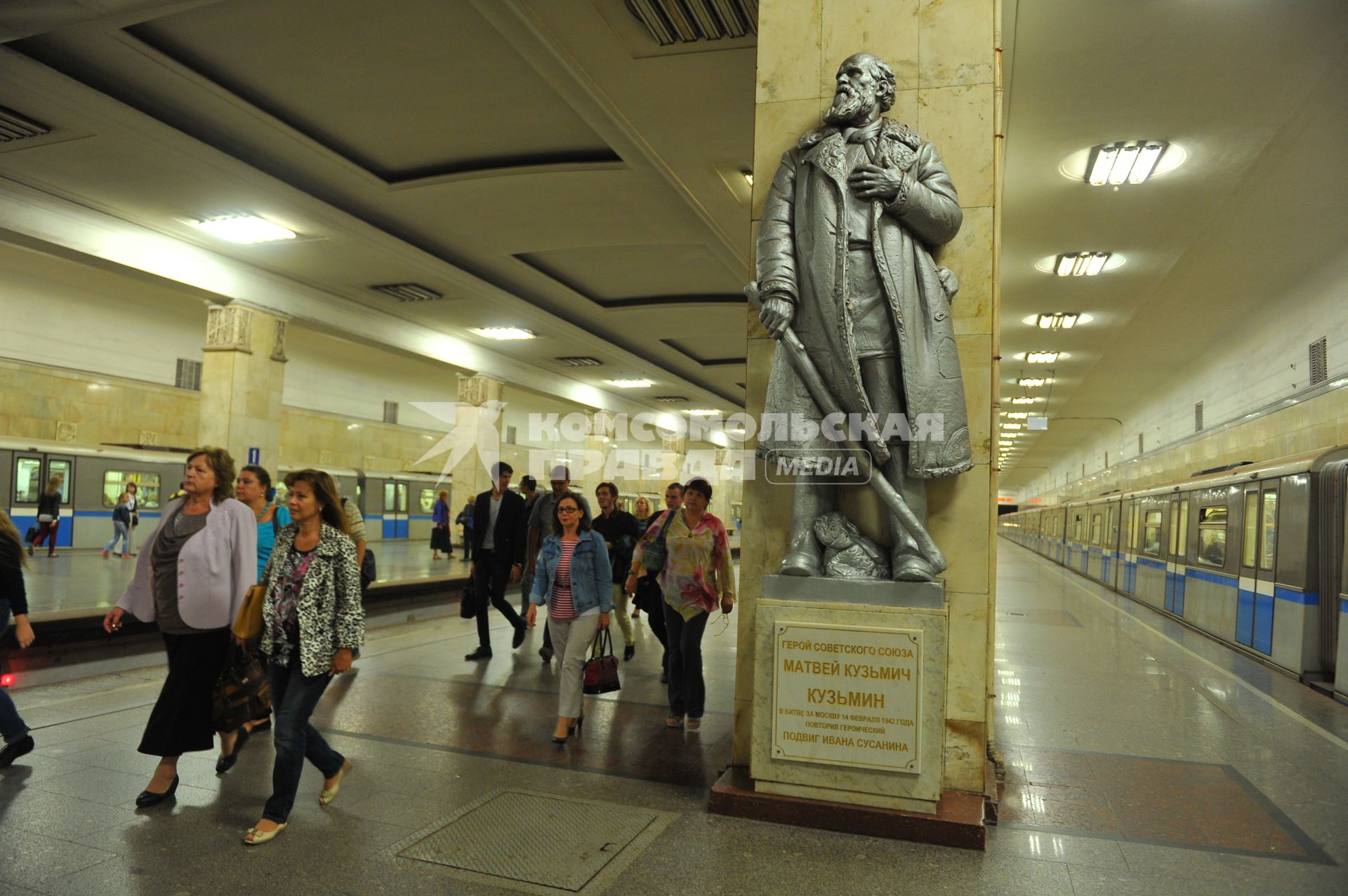 Москва. Памятник Матвею Кузьмину на станции `Партизанская` Московского метрополитена.