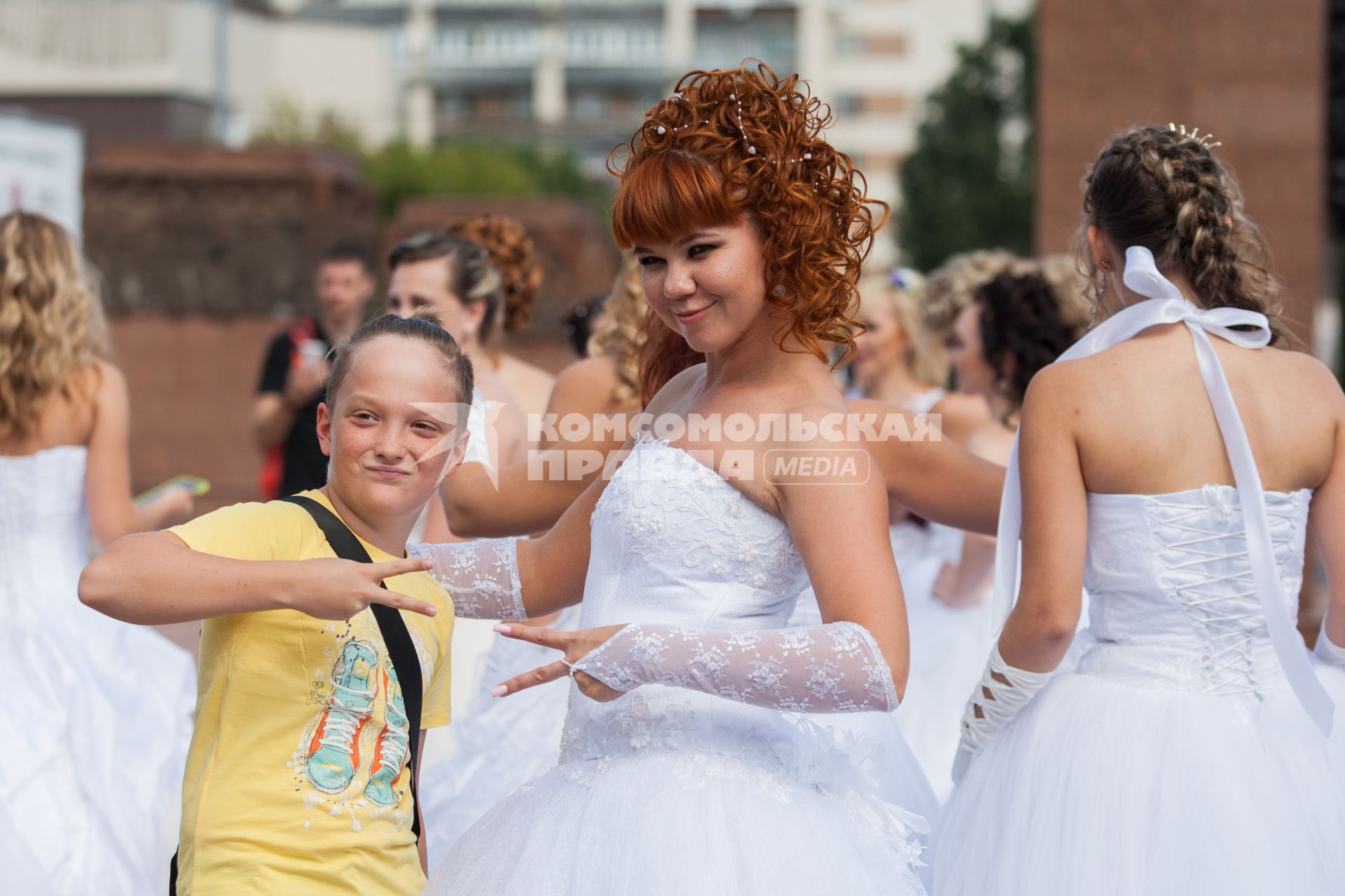 Самара. Девушка в свадебном платье на марафоне `Я - невеста`.