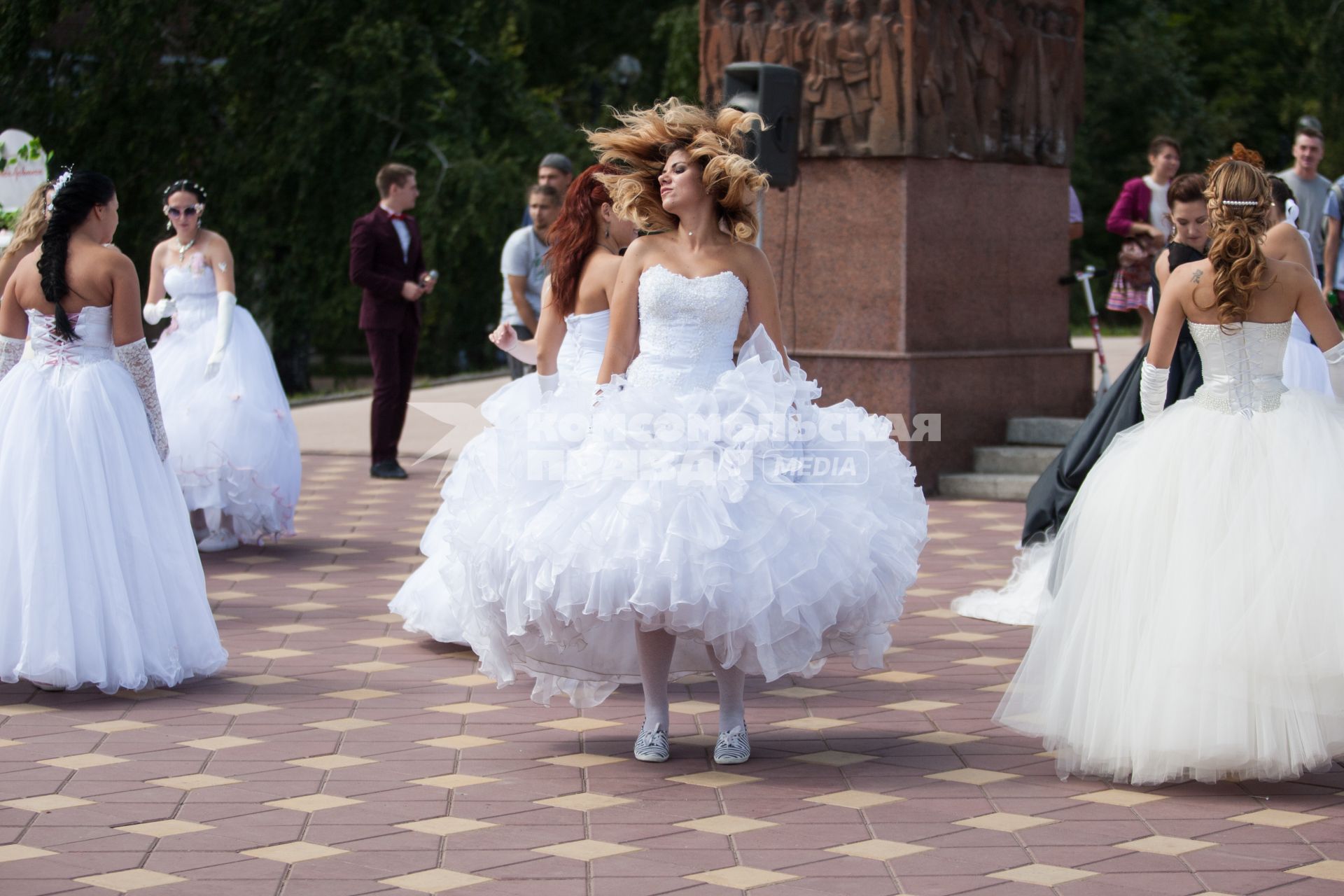 Самара. Девушки в свадебных платьях на марафоне `Я - невеста`.