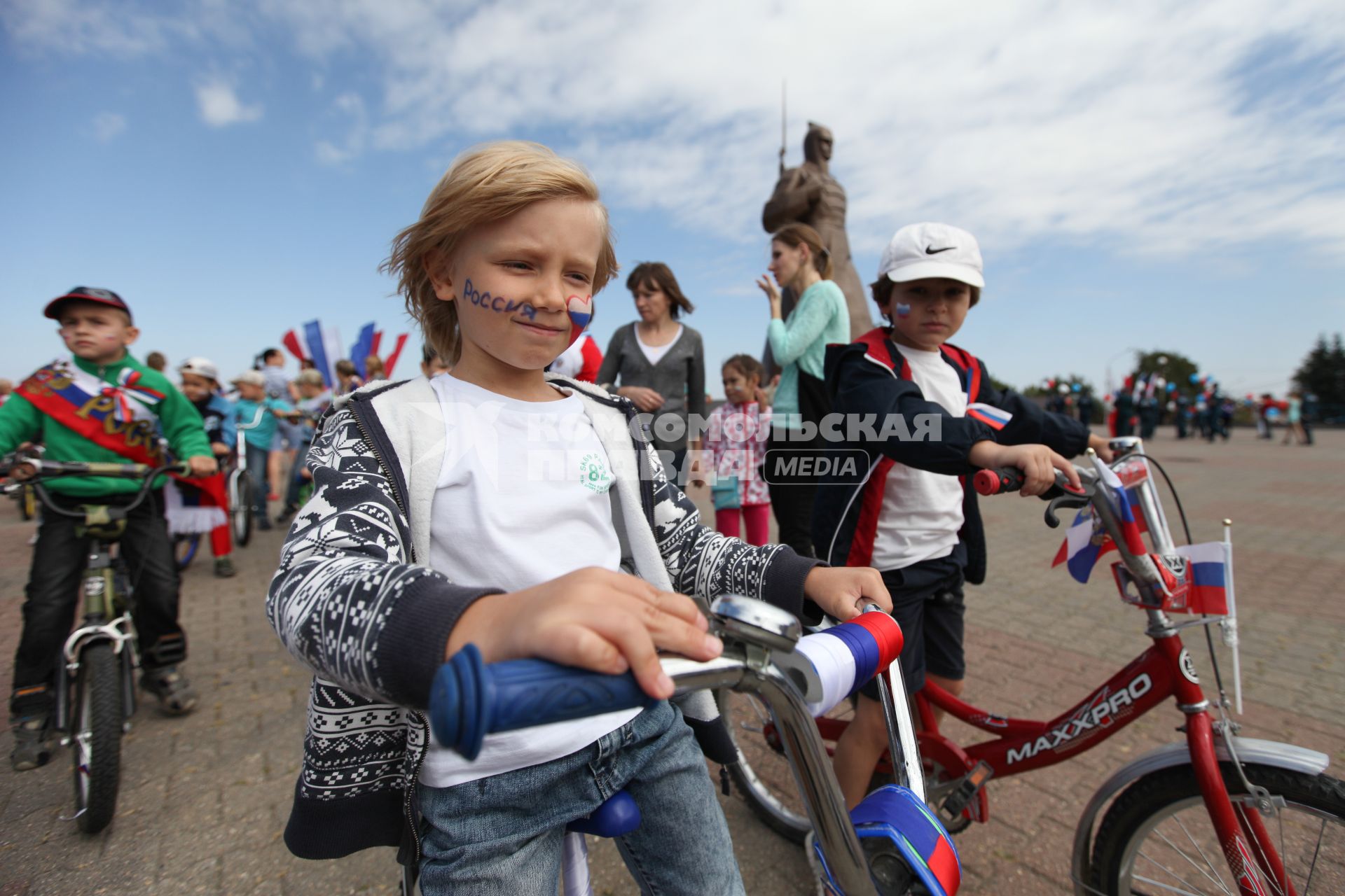 Ставрополь. Дети на велосипедах, украшенных триколором, во время празднования Дня российского флага.