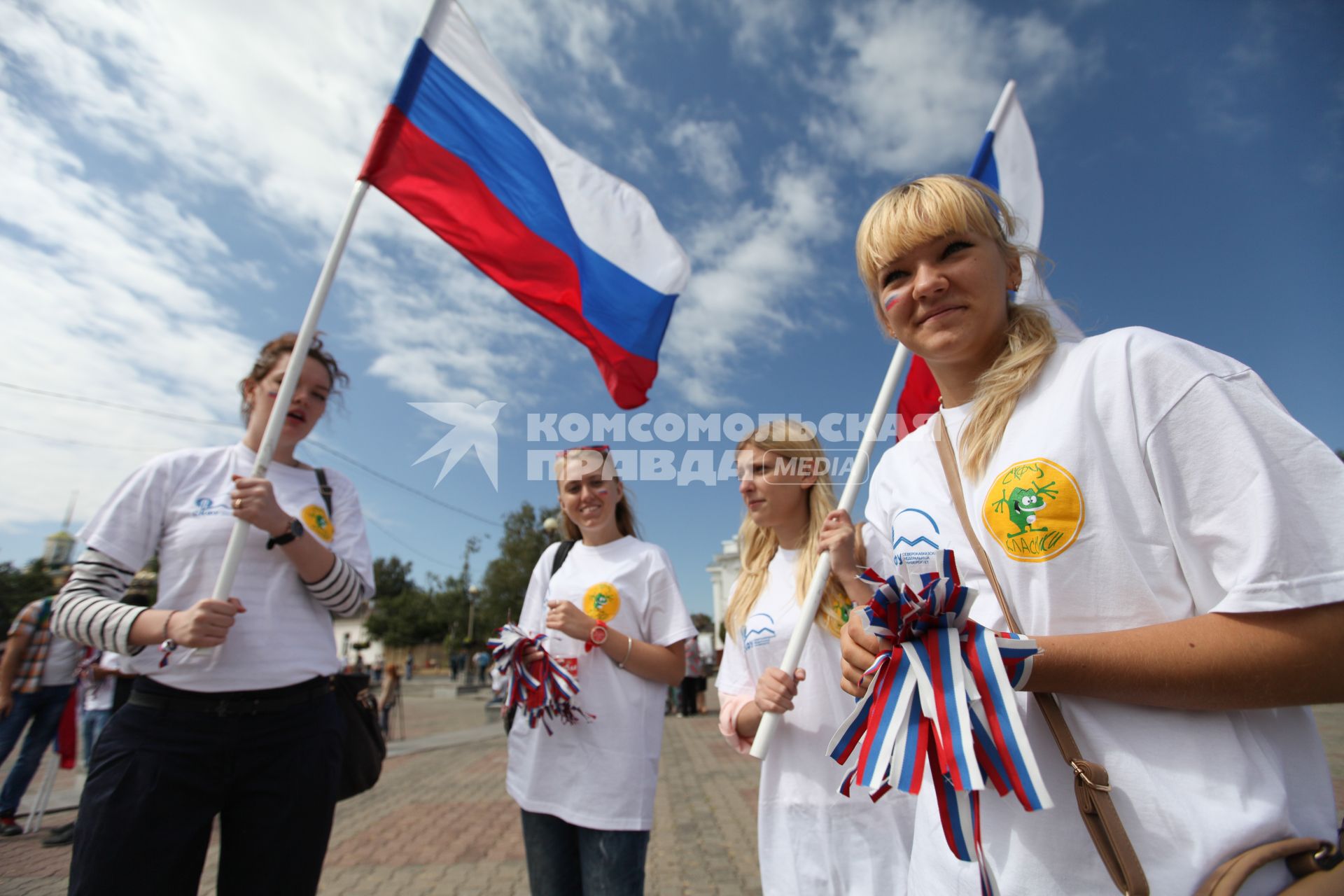 Ставрополь. Девушки раздают ленточки в цветах флага РФ во время празднования Дня российского флага.