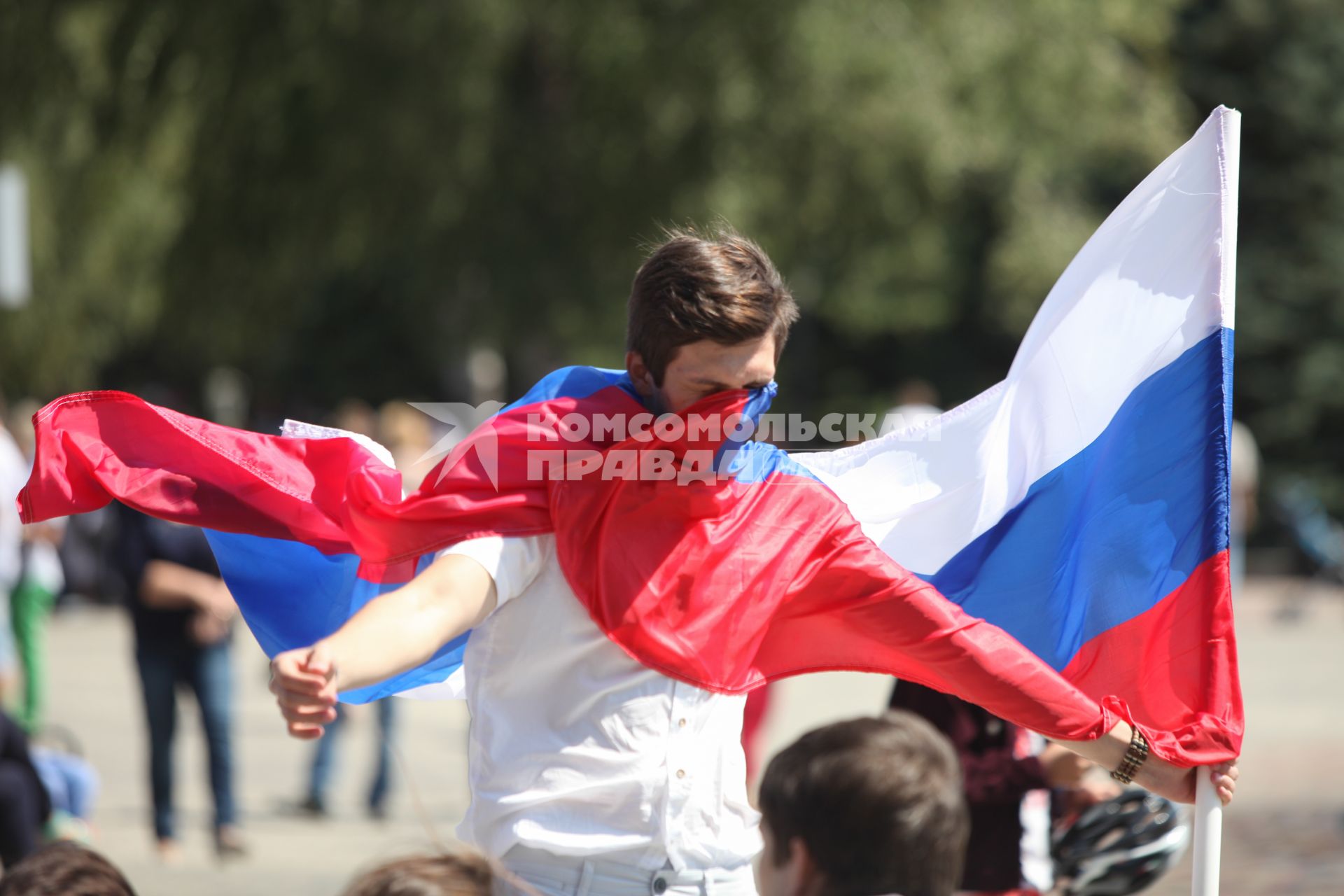 Ставрополь. Мужчина с флагом РФ во время празднования Дня российского флага.