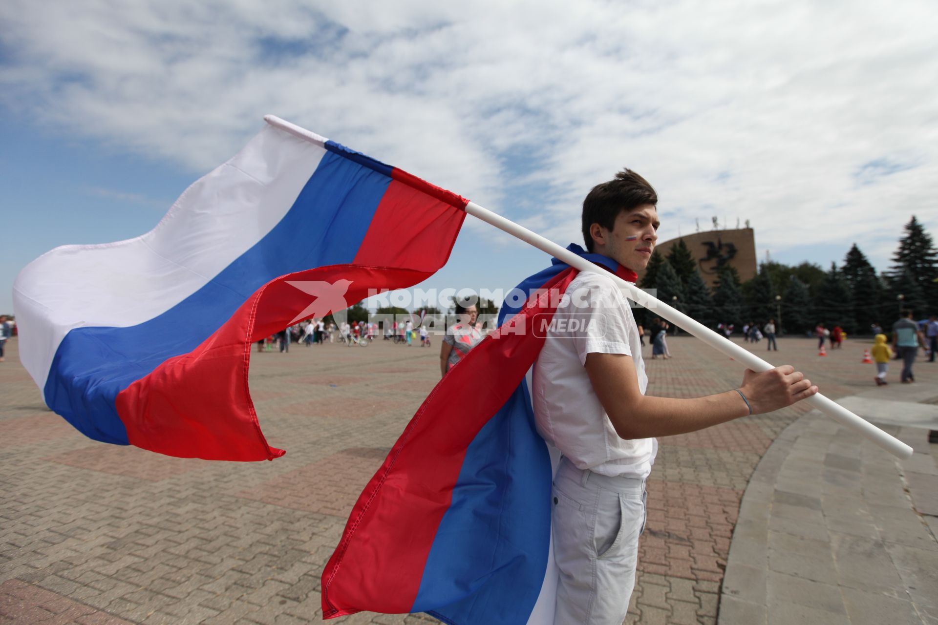 Ставрополь. Молодой человек с флагами РФ во время празднования Дня российского флага.