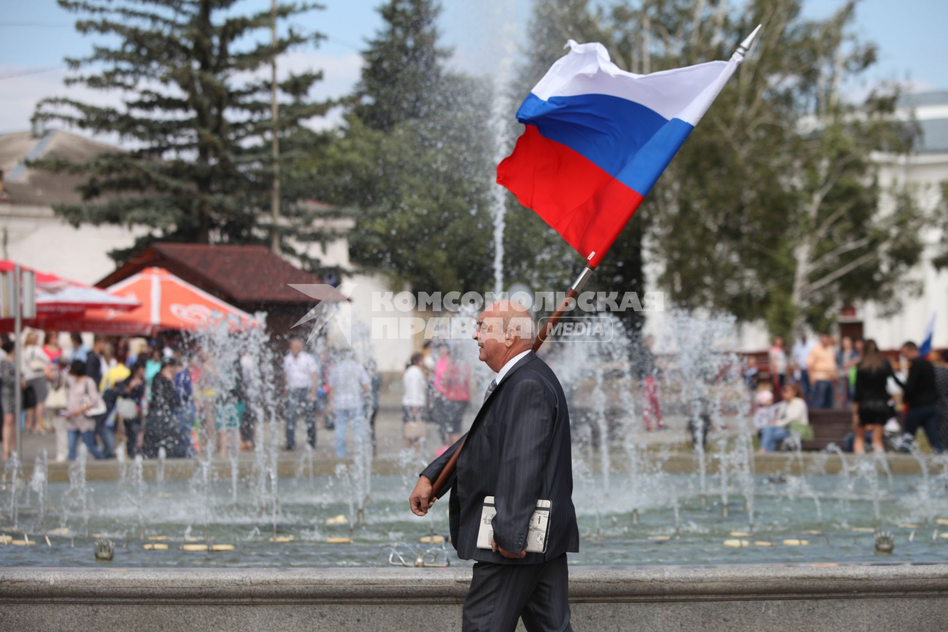 Ставрополь. Мужчина идет с флагом РФ во время празднования Дня российского флага.