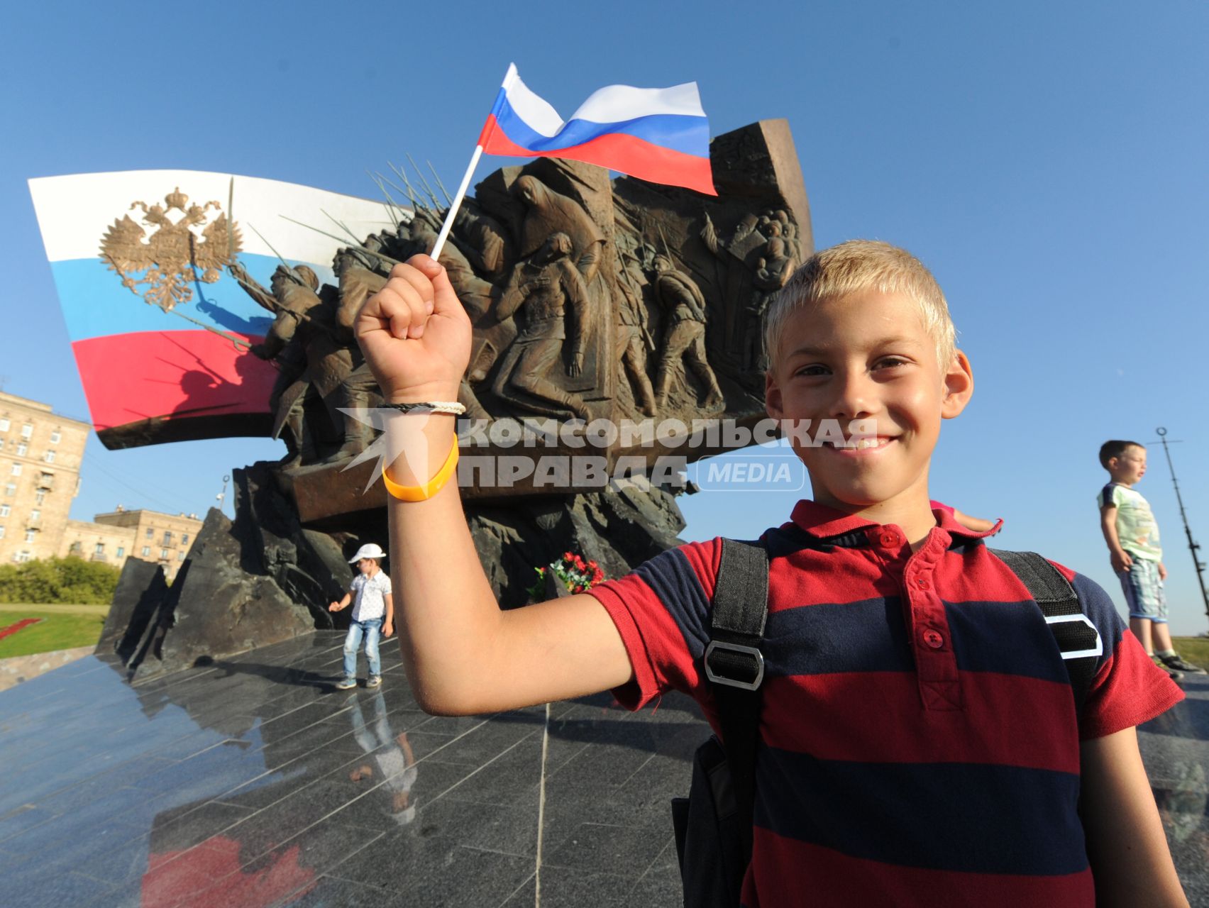 Москва.  Мальчик с флагами РФ во время празднования  Дня государственного флага РФ на Поклонной горе.