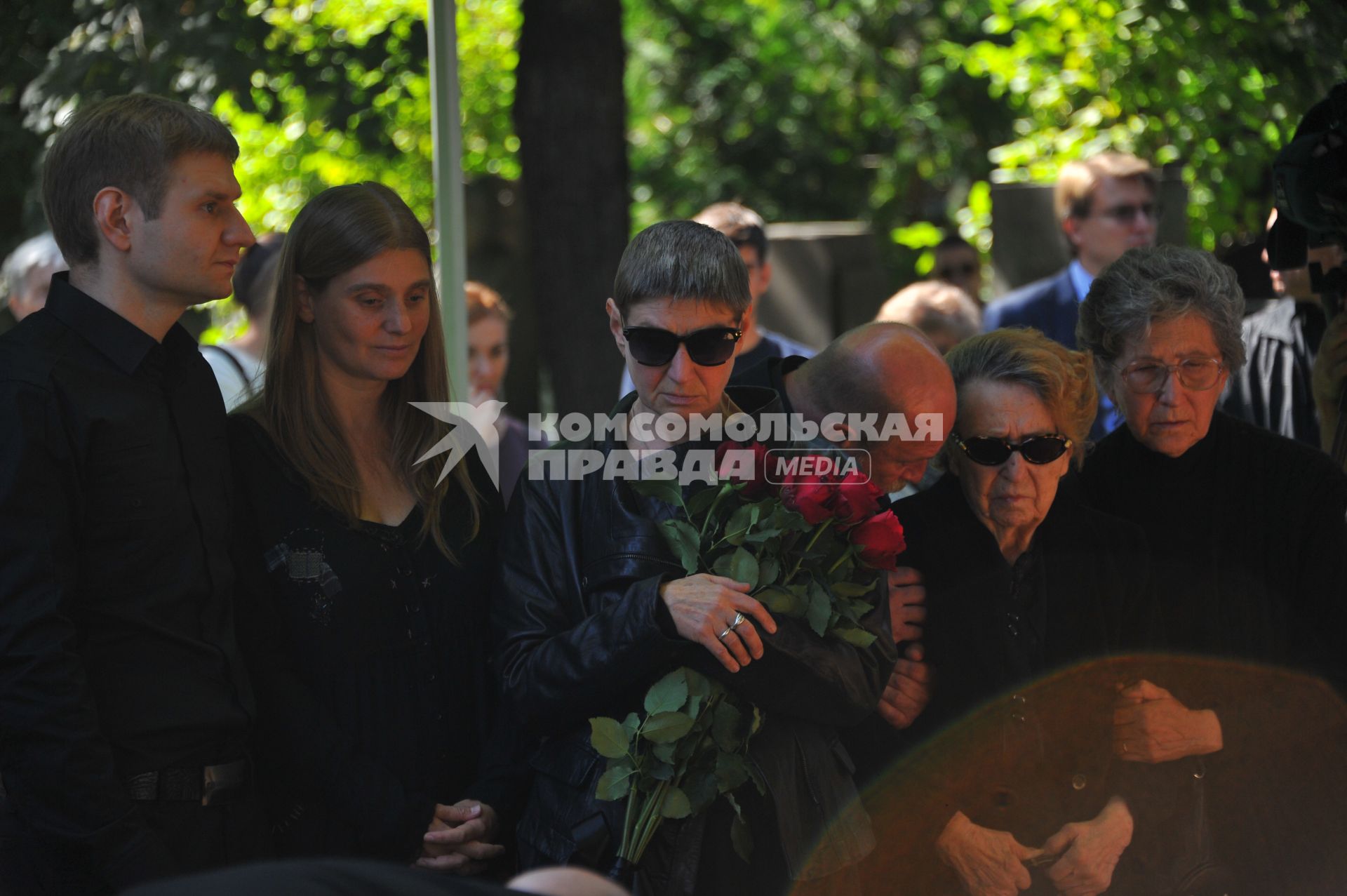 Москва.  Дочь Л.Дурова Екатерина Дурова (в центре) на похоронах актера и режиссера Льва Дурова  на Новодевичьем кладбище.