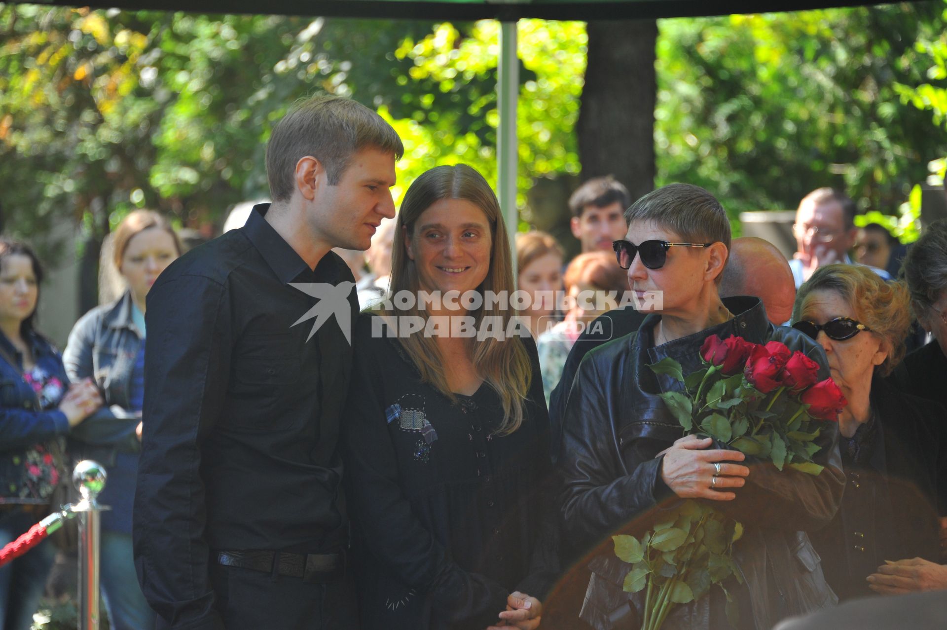 Москва.  Дочь Л.Дурова Екатерина Дурова (вторая справа) на похоронах актера и режиссера Льва Дурова  на Новодевичьем кладбище.