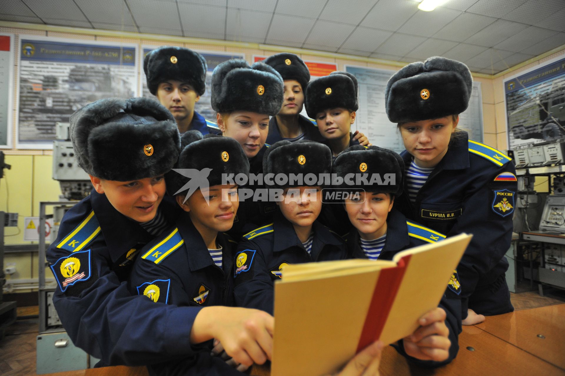 Рязанское высшее воздушно-десантное училище имени В. Ф. Маргелова (РВВДКУ). Девушки-курсанты 2 взвода на кафедре радиосвязи.