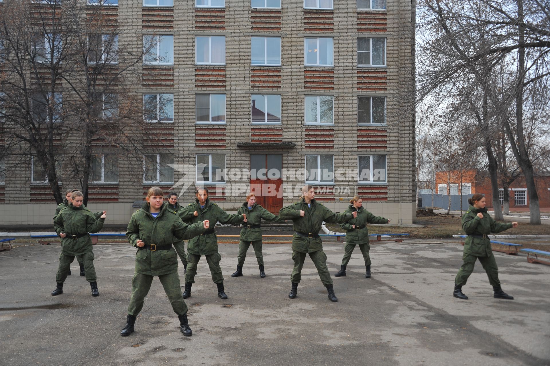 Рязанское высшее воздушно-десантное училище имени В. Ф. Маргелова (РВВДКУ). Девушки-курсанты 2 взвода во время занятий физкультурой.