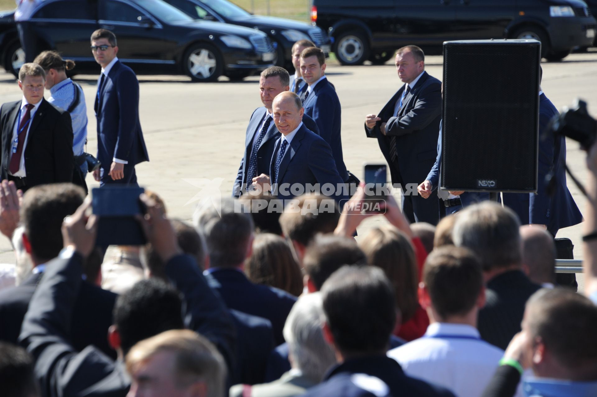 Московская область, г. Жуковский.  Президент РФ Владимир Путин (в центре) на открытии Международного авиационно-космического салона МАКС-2015.