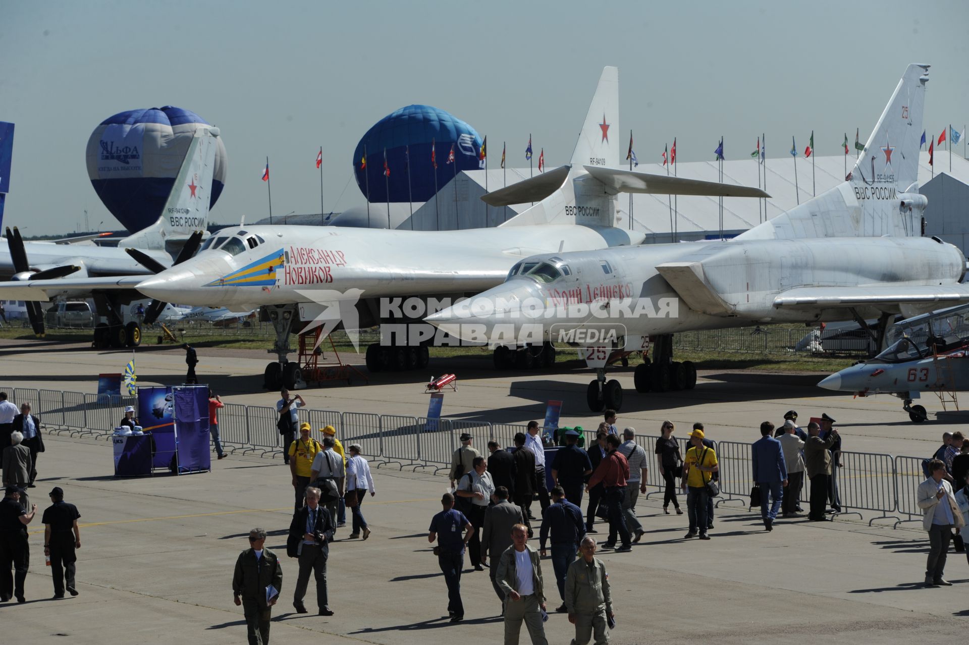 Московская область, г. Жуковский. Самолет Ту-160 `Александр Новиков` во время открытия Международного авиационно-космического салона МАКС-2015.