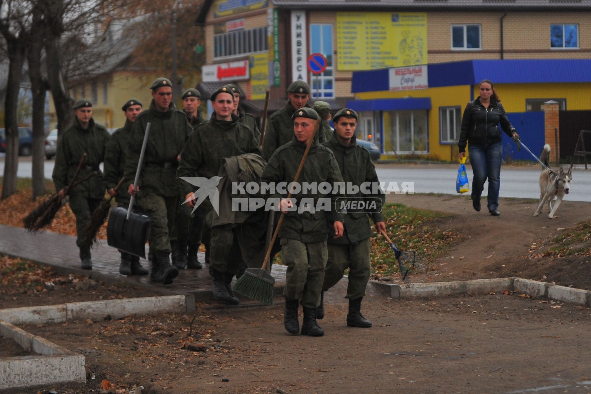 Козельск. 28-я гвардейская ракетная Краснознаменная дивизия. Военнослужащие направляются на уборку территории.