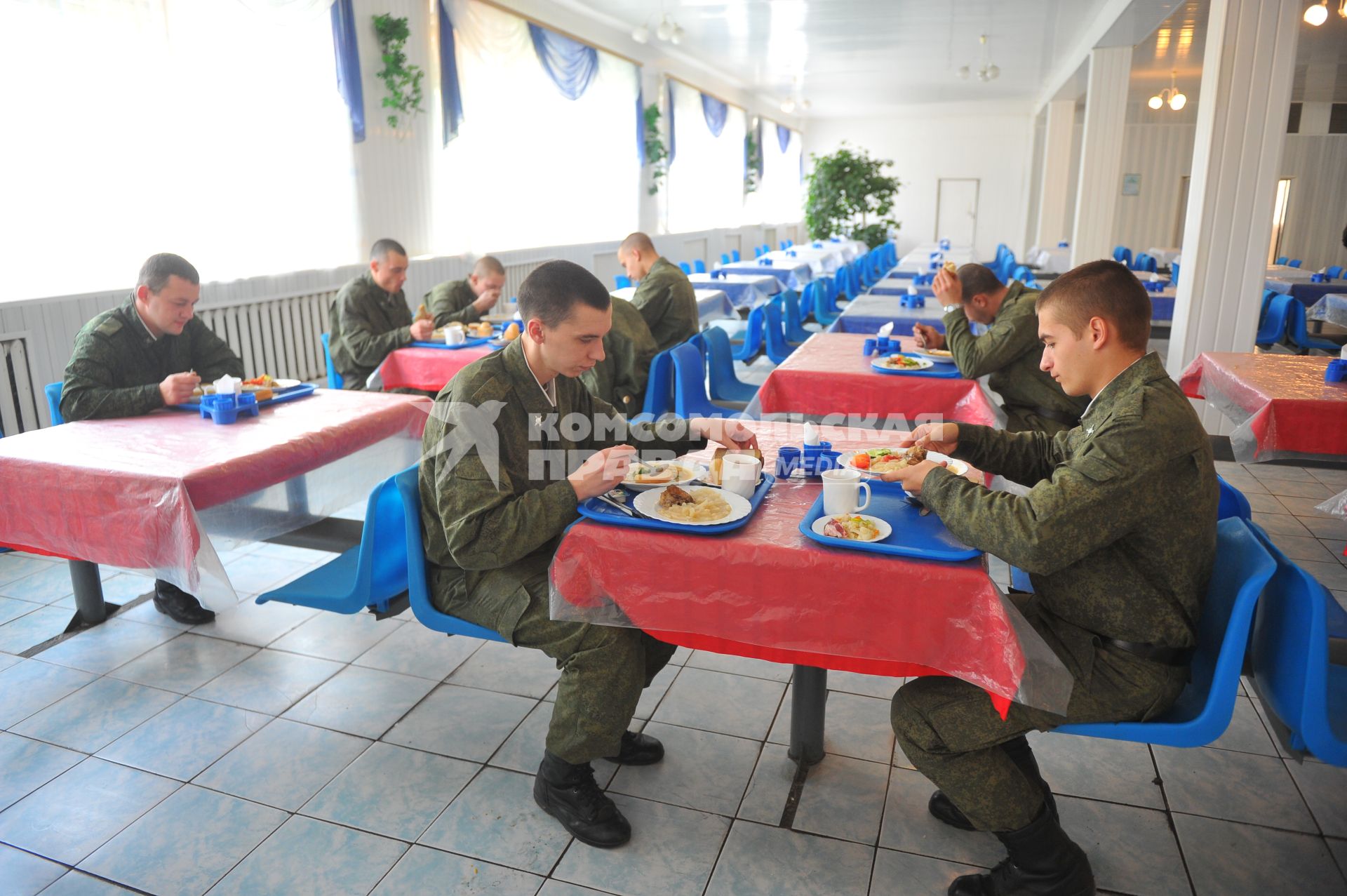 Козельск. 28-я гвардейская ракетная Краснознаменная дивизия. Военнослужащие обедают в столовой.