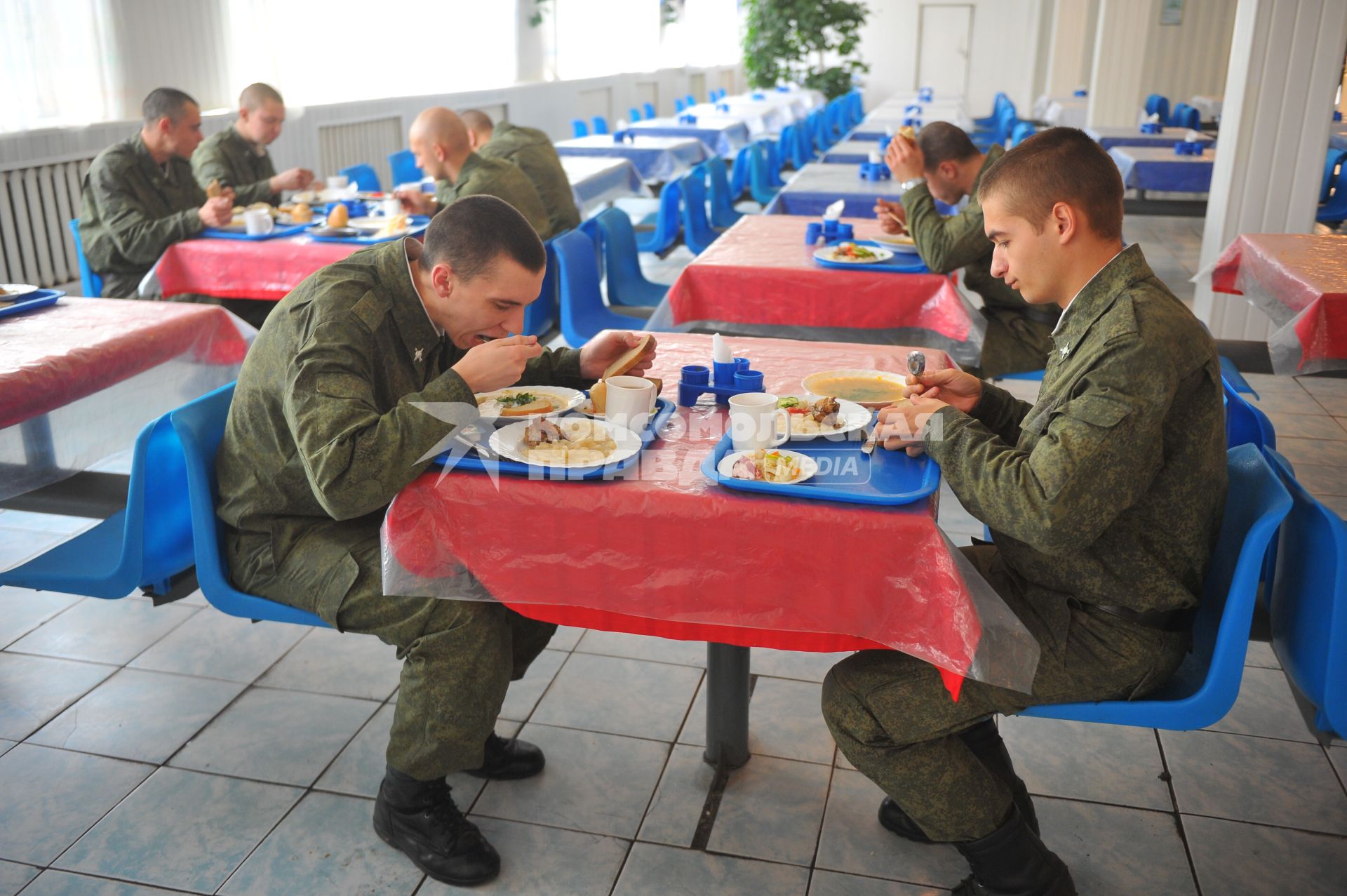 Козельск. 28-я гвардейская ракетная Краснознаменная дивизия. Военнослужащие обедают в столовой.