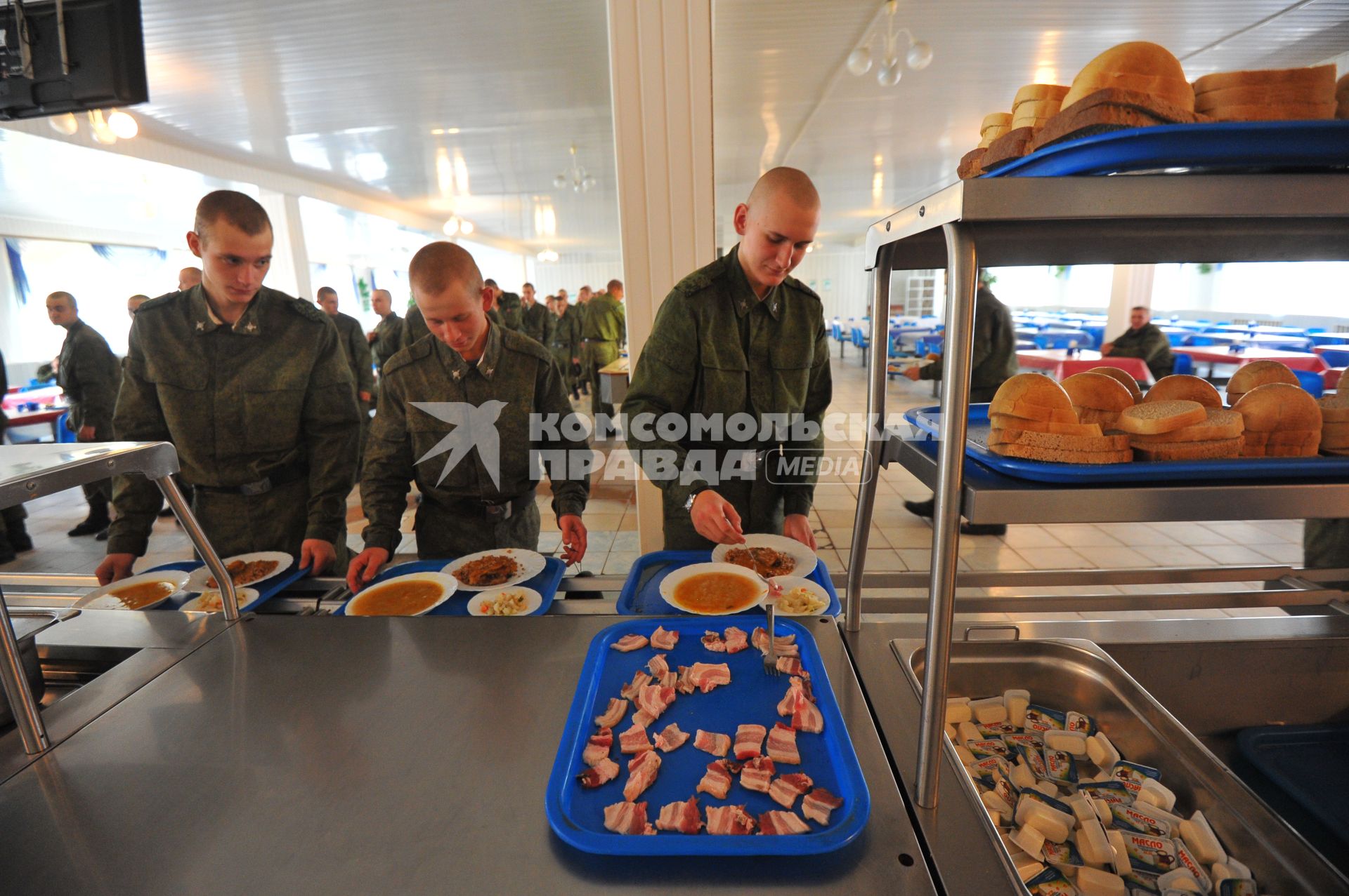 Козельск. 28-я гвардейская ракетная Краснознаменная дивизия. Военнослужащие выбирают еду в столовой.