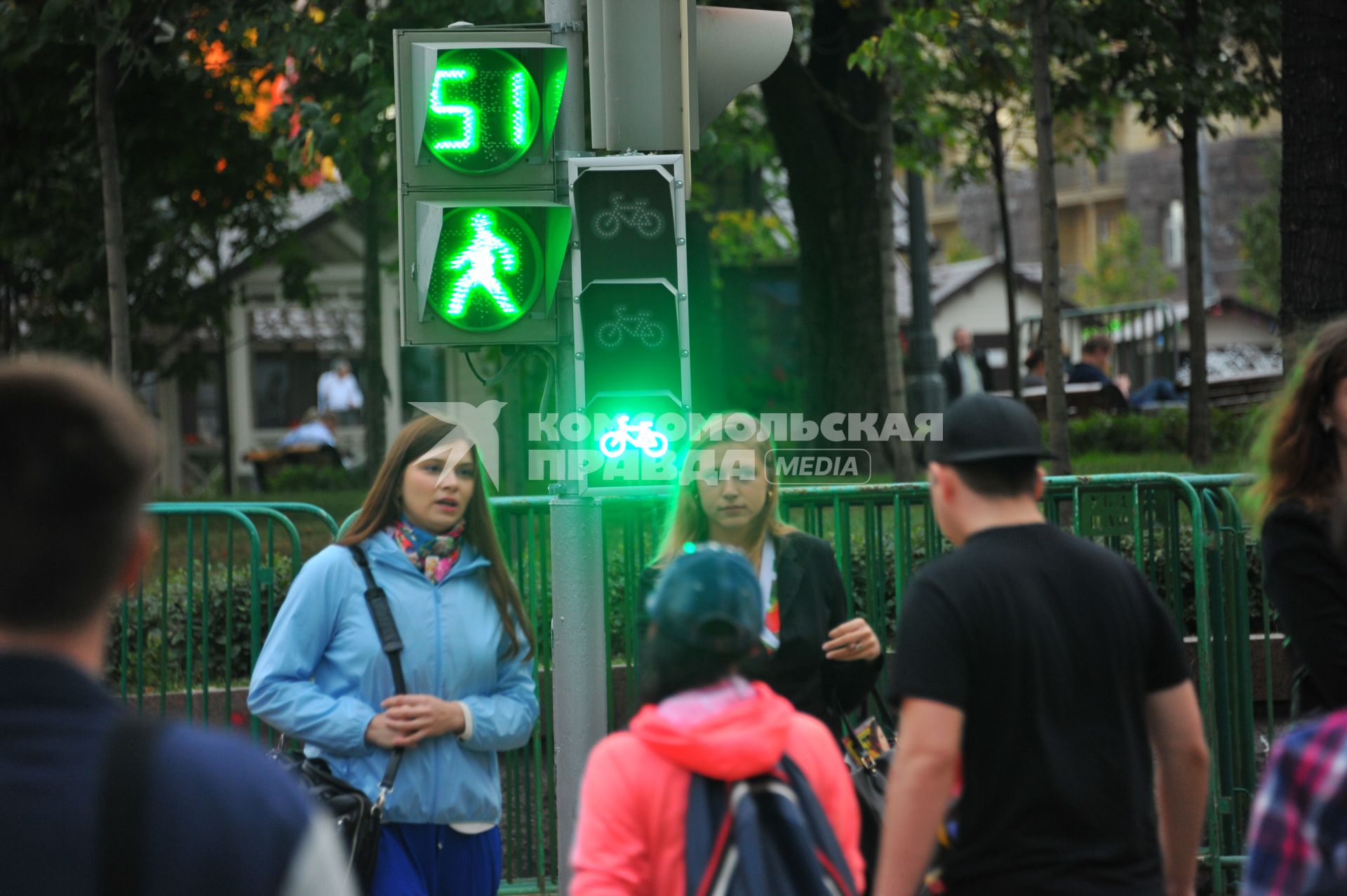 Москва.  Светофоры для велосипедистов и пешеходов.