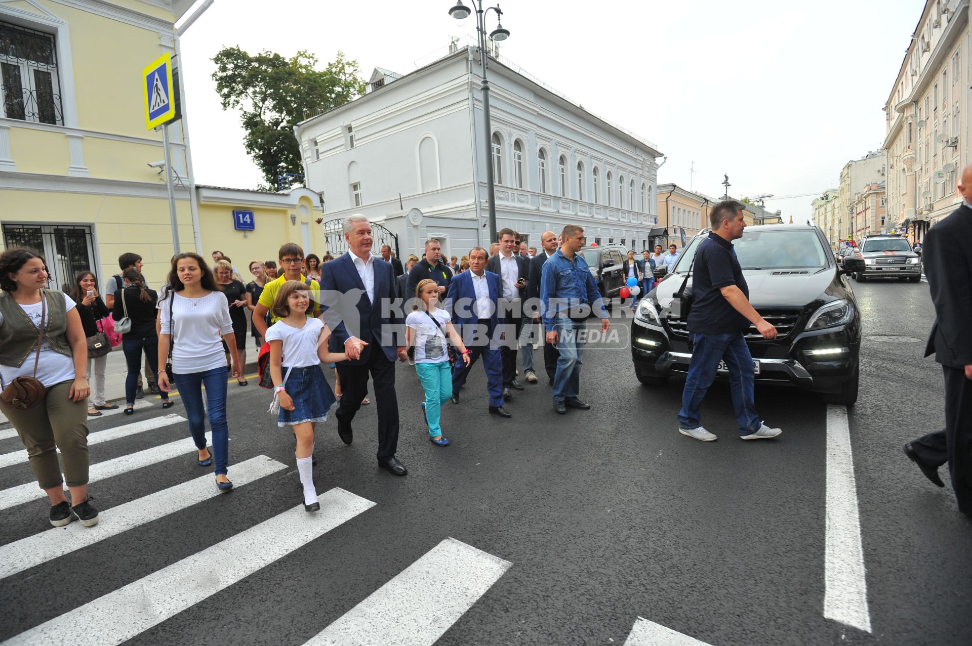 Москва. Мэр Москвы Сергей Собянин (в центре) и заместитель мэра Москвы по вопросам жилищно-коммунального хозяйства и благоустройства Петр Бирюков с жителями города на открытии улицы Большая Ордынка, на которой были завершены работы по комплексному благоустройству.