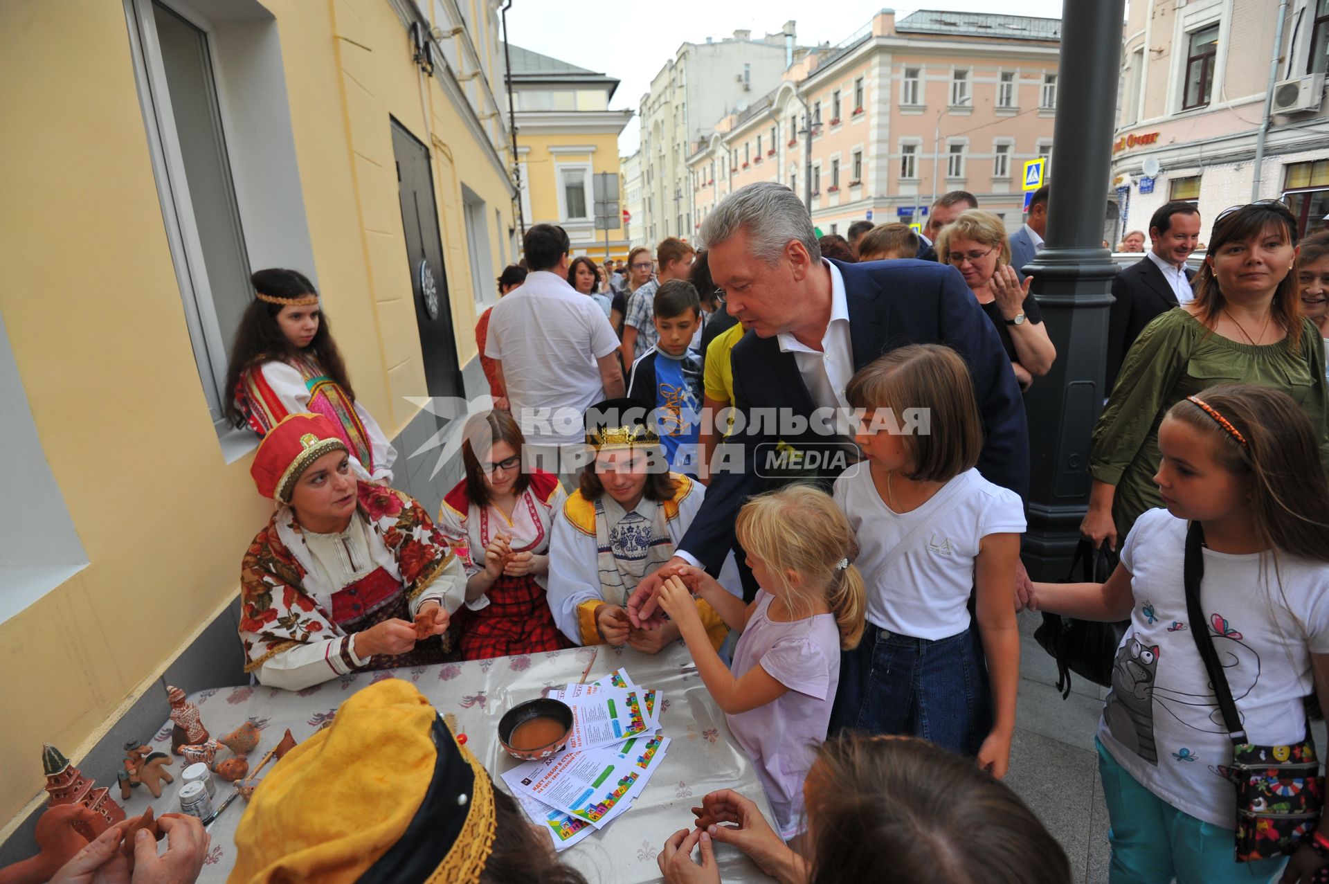 Москва. Мэр Москвы Сергей Собянин с жителями города на открытии улицы Большая Ордынка, на которой были завершены работы по комплексному благоустройству.