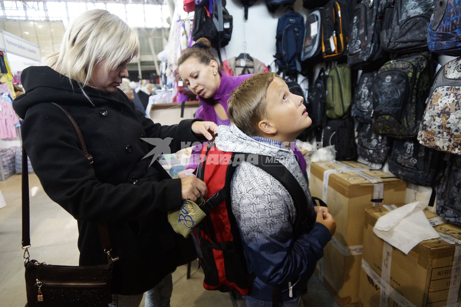 Екатеринбург. Мама с сыном выбирают рюкзак на школьном базаре.