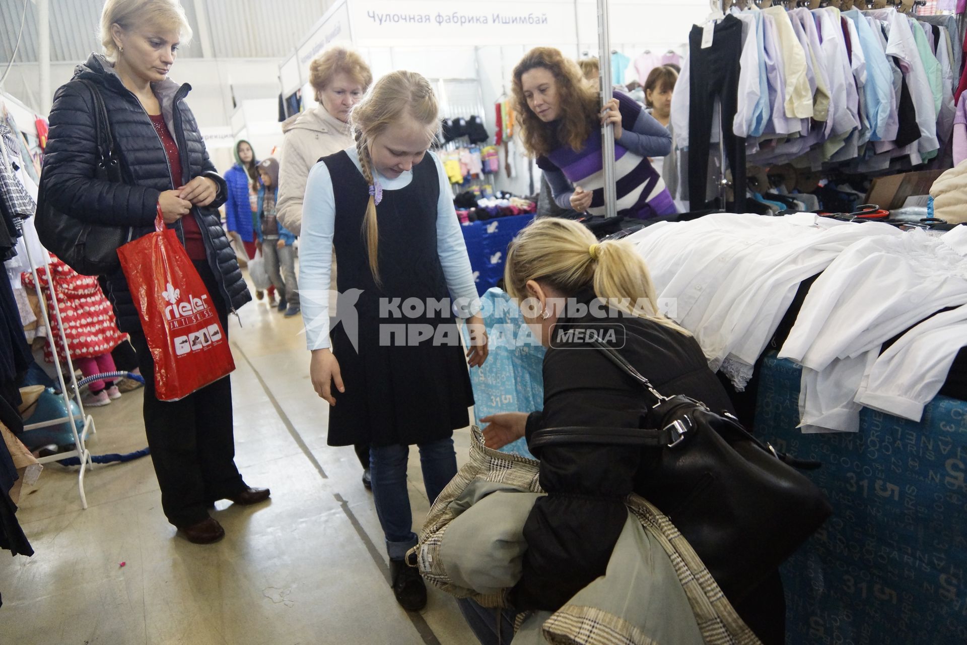 Екатеринбург. Девочка примеряет сарафан на школьном базаре.